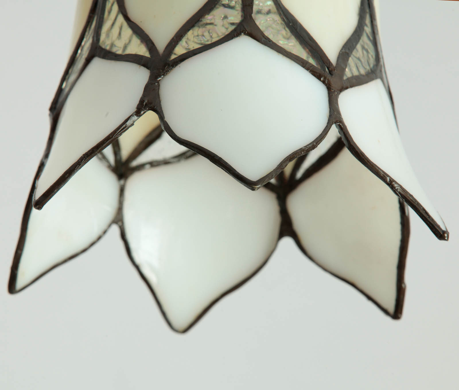 Gruppe aus 2–3 Tiffany-Hängeleuchten mit weißen Blütenschirmen, Bild 4