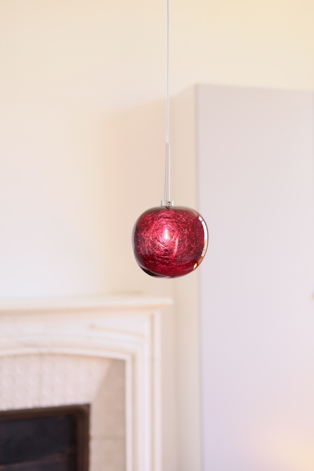 Bild 5: Die rubinrote Variante (Modell 2) Kleine Hängeleuchte GALET mit bunter Glaskugel, drei Farben: Die rubinrote Variante (Modell 2)