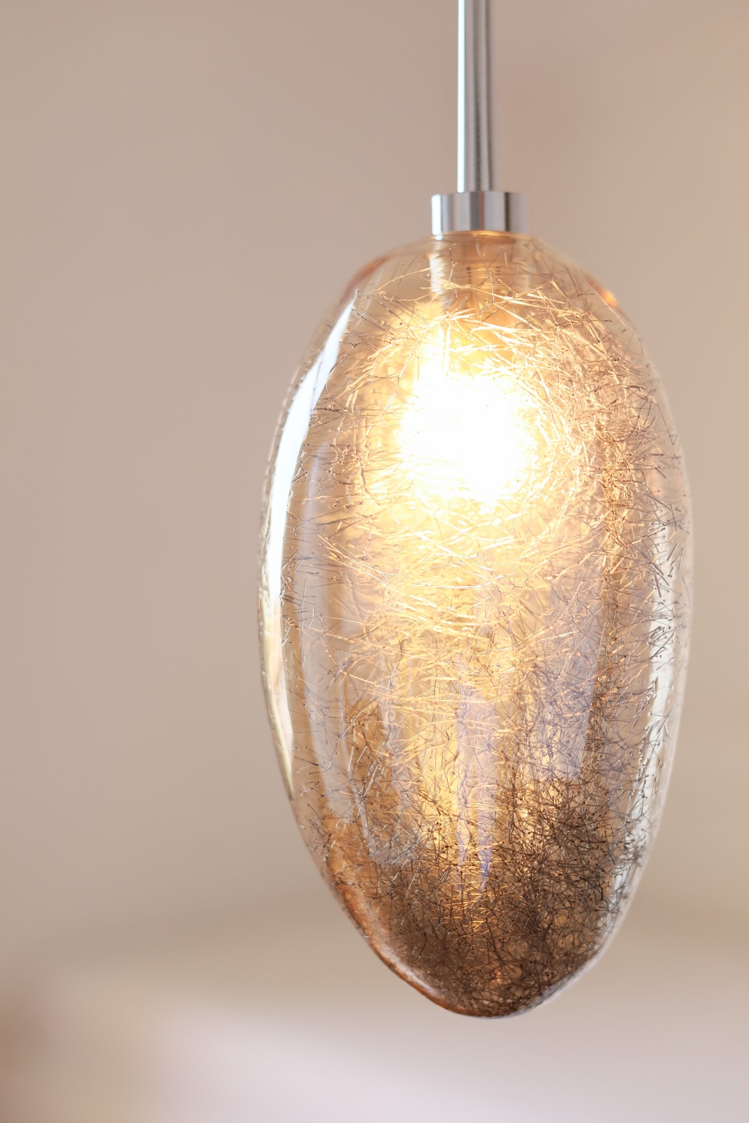 Bild 5: Die Variante mit silbernen Glasfäden, eingeschaltet Handgearbeitete Hängeleuchte mit Glasfäden: Die Variante mit silbernen Glasfäden, eingeschaltet