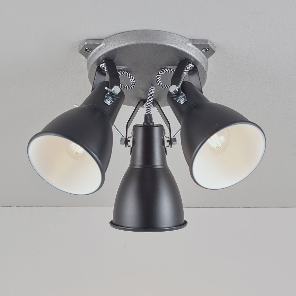 Dreifach-Deckenstrahler im Industrial-Look STIRRUP: Dreifach-Deckenleuchte im Scheinwerfer-Stil: Stirrup Triple Ceiling Light, hier in schwarz