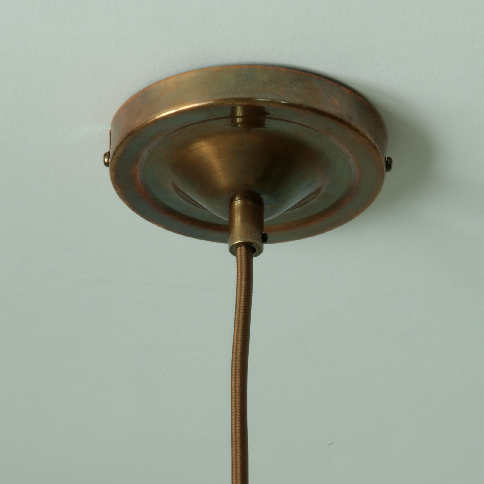 Bild 8: Das Deckenteil in Alt-Messing patiniert Vielseitige, kleine Messing-Pendelleuchte Ø 15 cm: Das Deckenteil in Alt-Messing patiniert