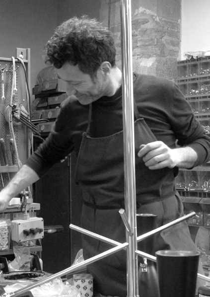Dreiarmige Stehleuchte im Stil des italienischen Mid Century-Modernismo: Handgefertigt in der Florentiner Werkstatt
