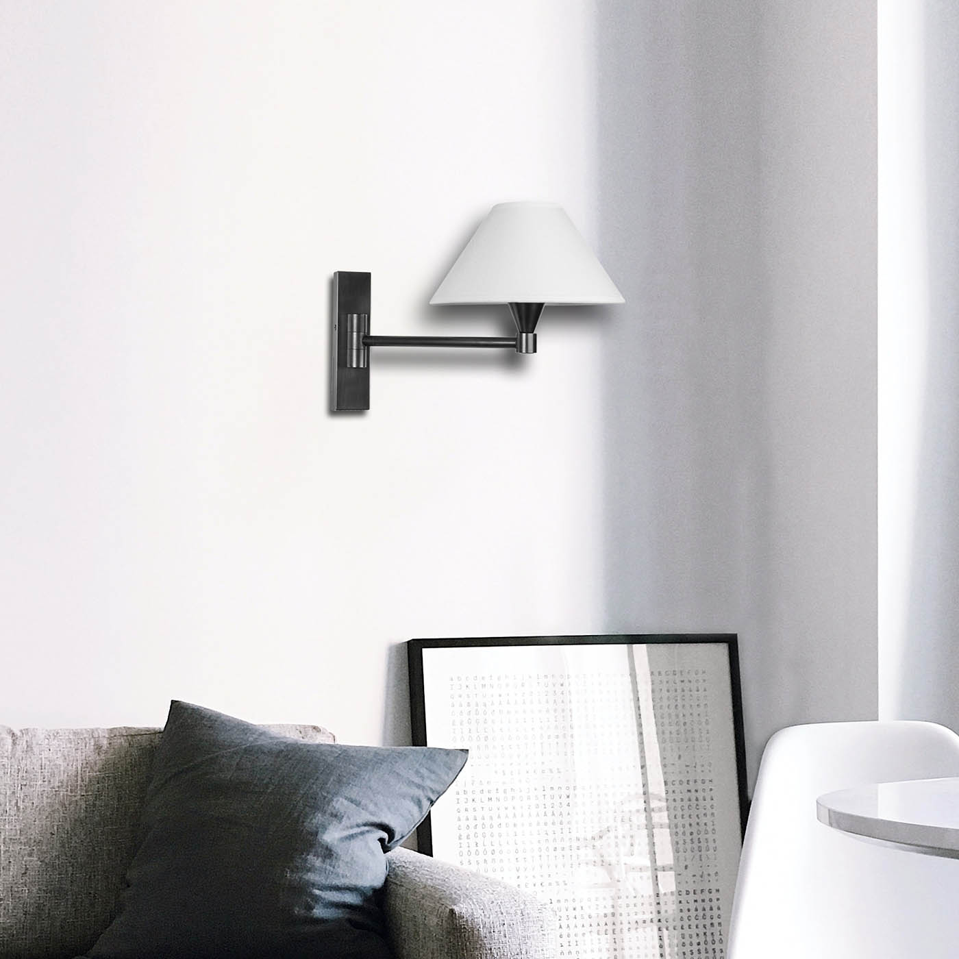 Schlichte Wandleuchte mit Textilschirm und Schwenkarm AL250: Das Modell ohne Schalter in schwarz patiniert.