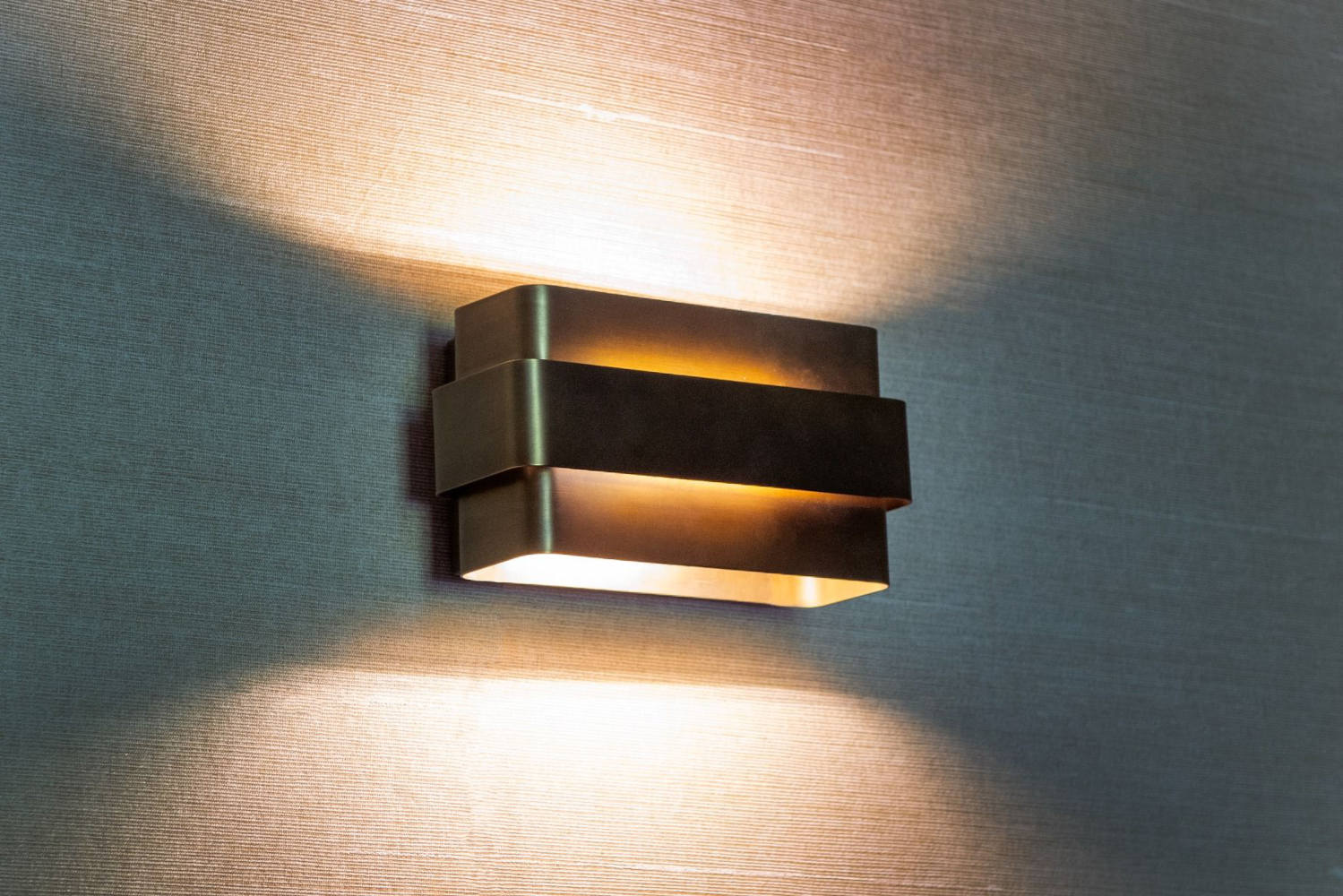 MARETO Up-and-Down Wall Light in Patinated Brass, Fig. 3