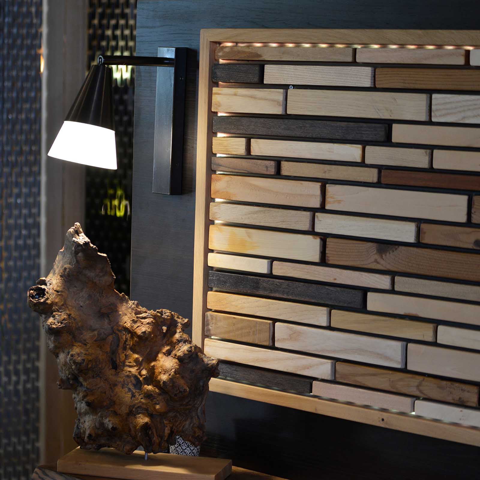 Small Wall Lamp with Brass and Opal Glass Cone Shade ALV31: Das Modell in schwarz patiniert.