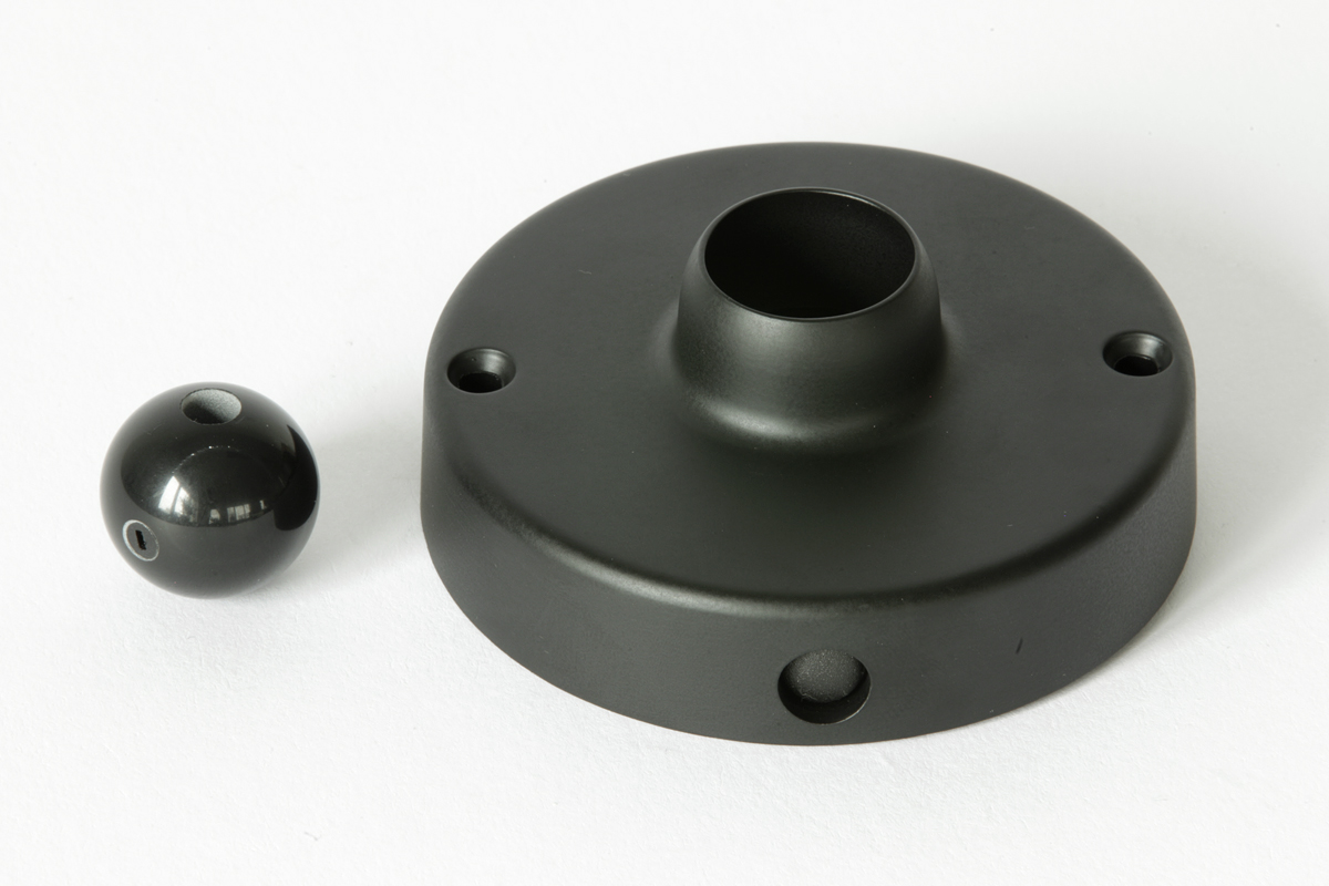 Bild 10: Satelliten-Deckenteil mit beweglicher Zugentlastung (Bakelit-Kugel) Hängeleuchten-Gruppe mit 7 variablen Schirmen Les Acrobates N° 327: Satelliten-Deckenteil mit beweglicher Zugentlastung (Bakelit-Kugel)