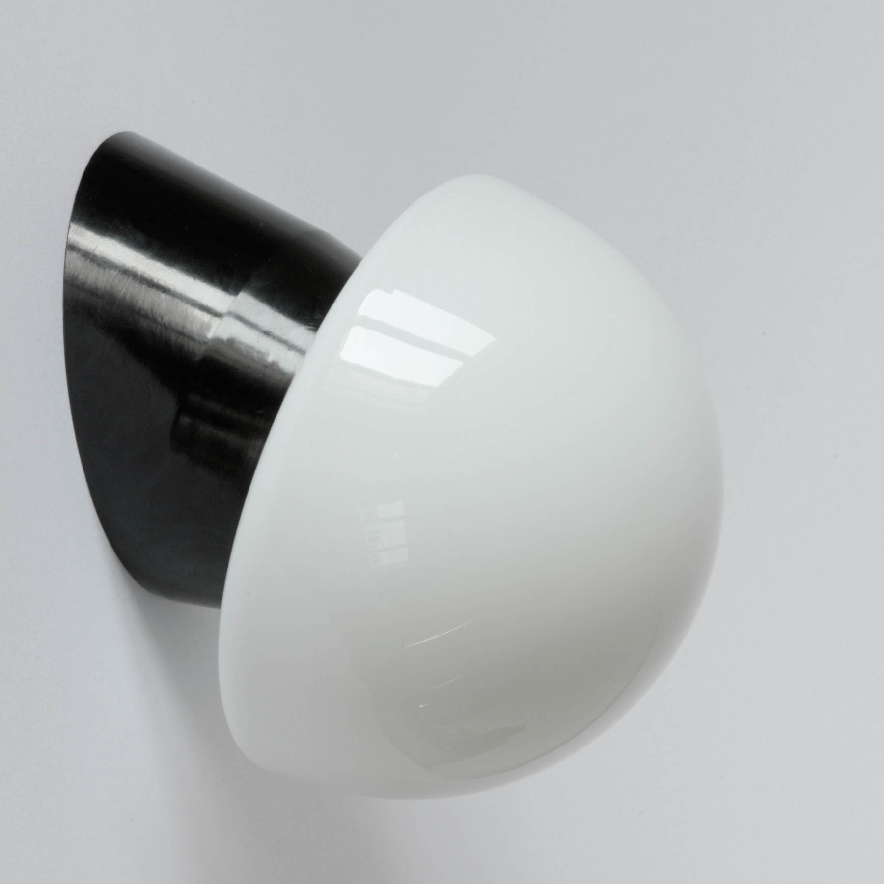 Charmante Bakelit-Wandleuchte mit Halbkugel-Schirm aus Opalglas „Pilz“, Bild 2 Charmante Bakelit-Wandleuchte mit Halbkugel-Schirm aus Opalglas „Pilz“, Bild 2