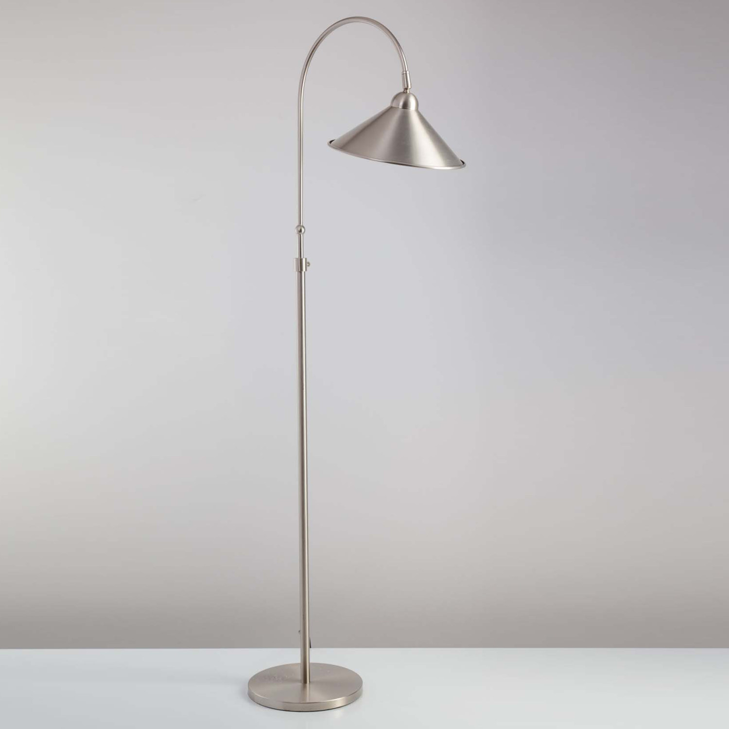 Bild 6: Ausführung Nickel satiniert Französische Messing-Stehleuchte mit Bogen-Arm TOKYO: Ausführung Nickel satiniert