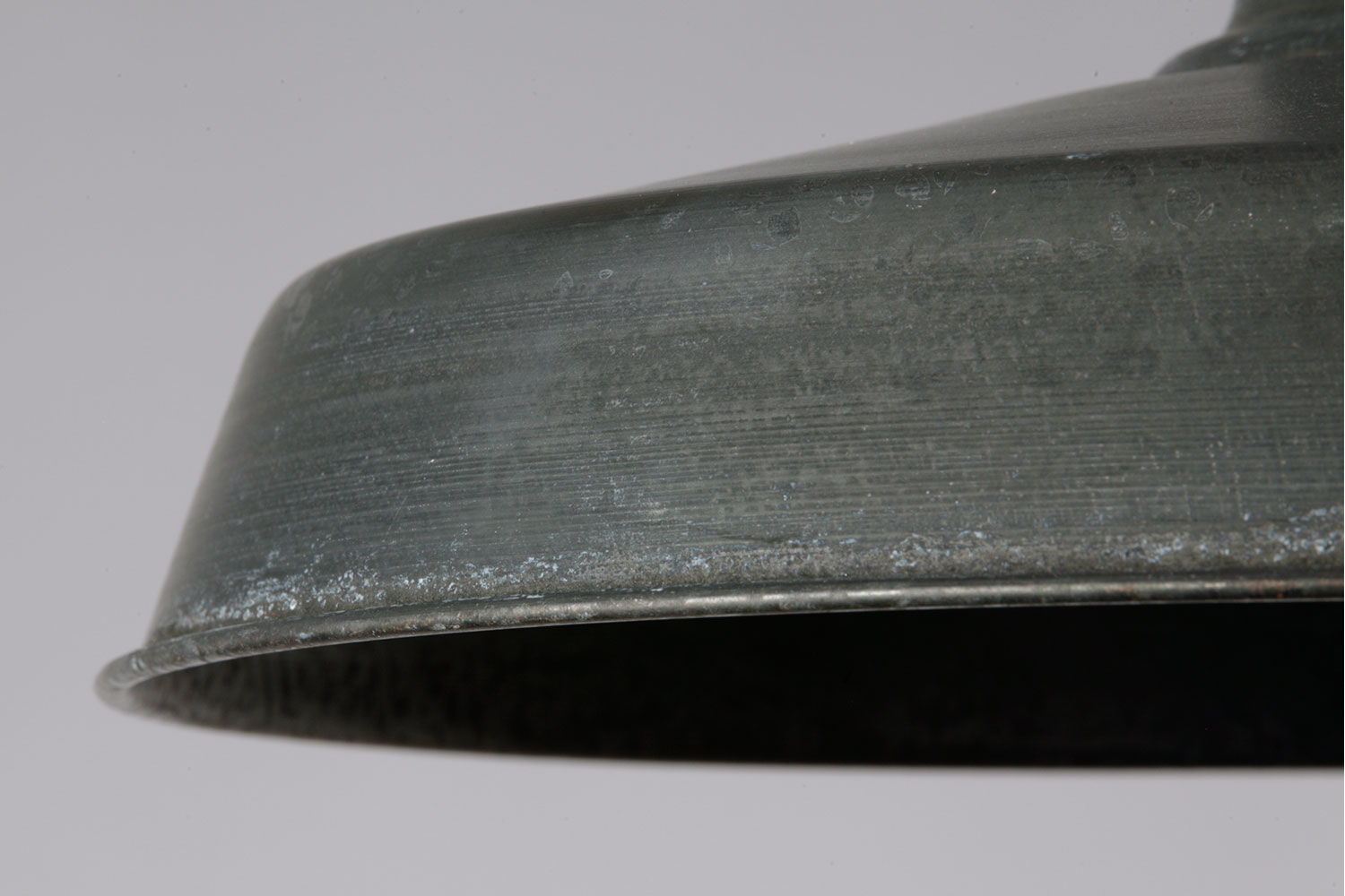 Robuste Fabrik-Hängeleuchte mit Kette, div. Messing-Oberflächen, Ø 45 cm: „Messing schwarz patiniert“