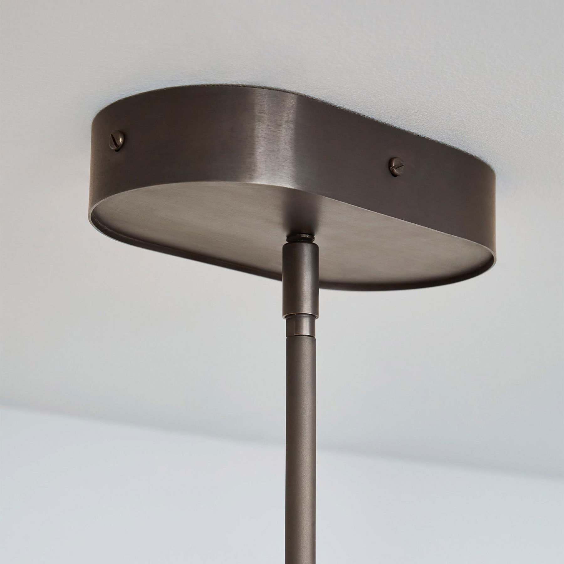 Bild 7: Das Deckenteil beherbergt das dimmbare Vorschaltgerät Vierflammige Opalglas-Pendelleuchte MAGNUS C4: Das Deckenteil beherbergt das dimmbare Vorschaltgerät