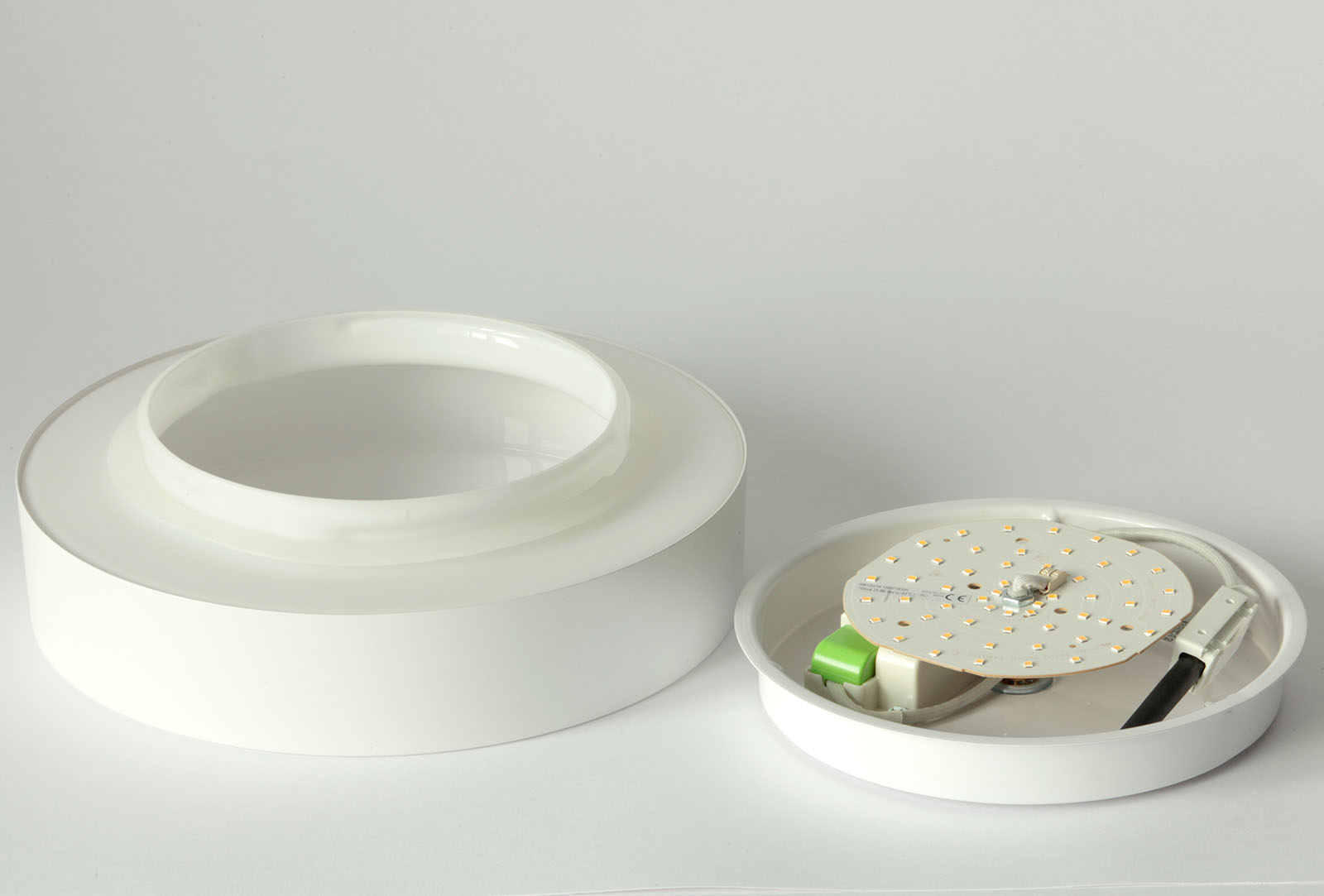 Puristische, kleine Bad-Deckenlampe JOIN LED, Durchmesser ab 26 cm: Das Innenleben des kleinen Modells in Weiß matt