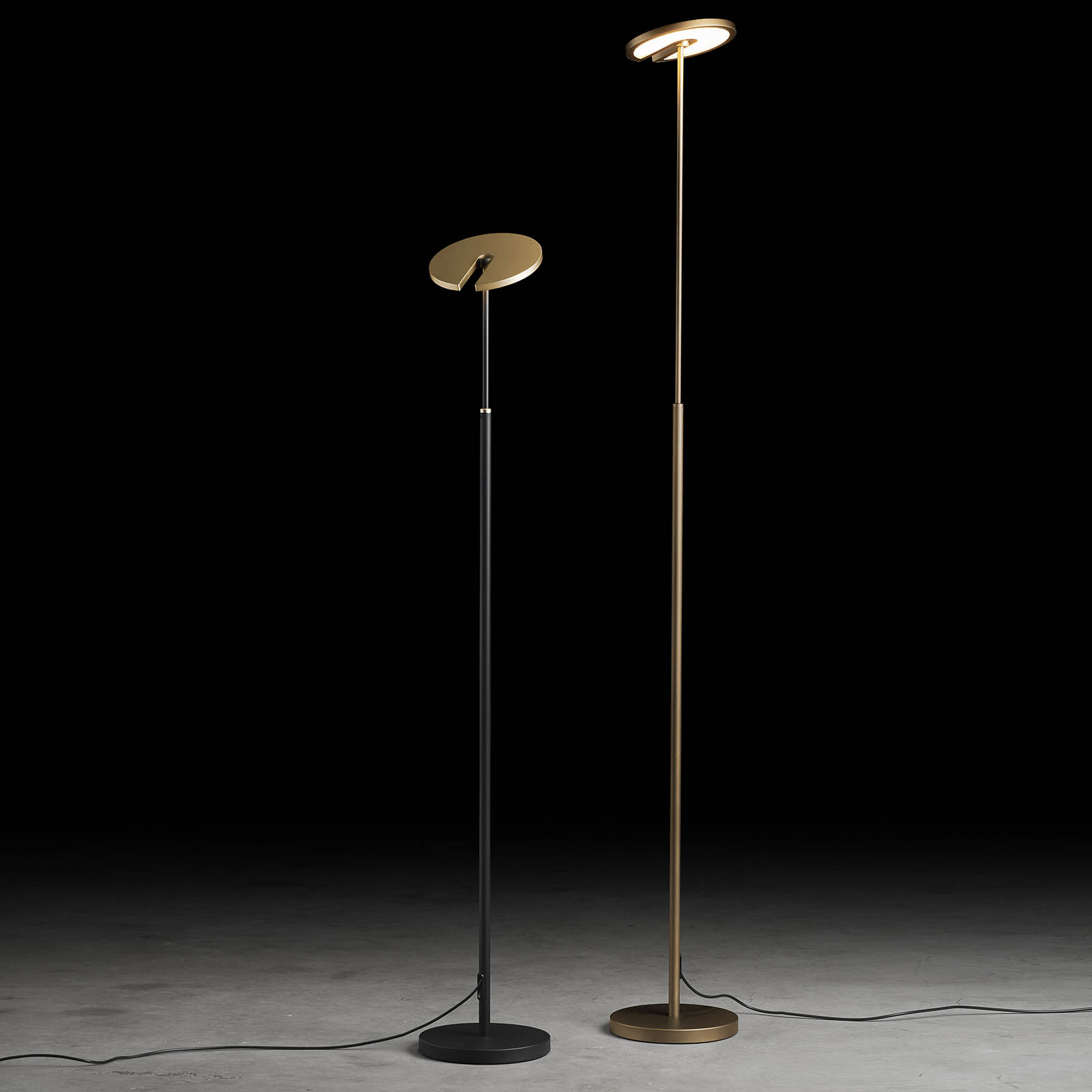 Deckenfluter-Stehleuchte SUPERNOVA S /DTW mit High-End LED-Modul: Links die Leuchte in der Kombination Schwarz  Eloxal Messing.
