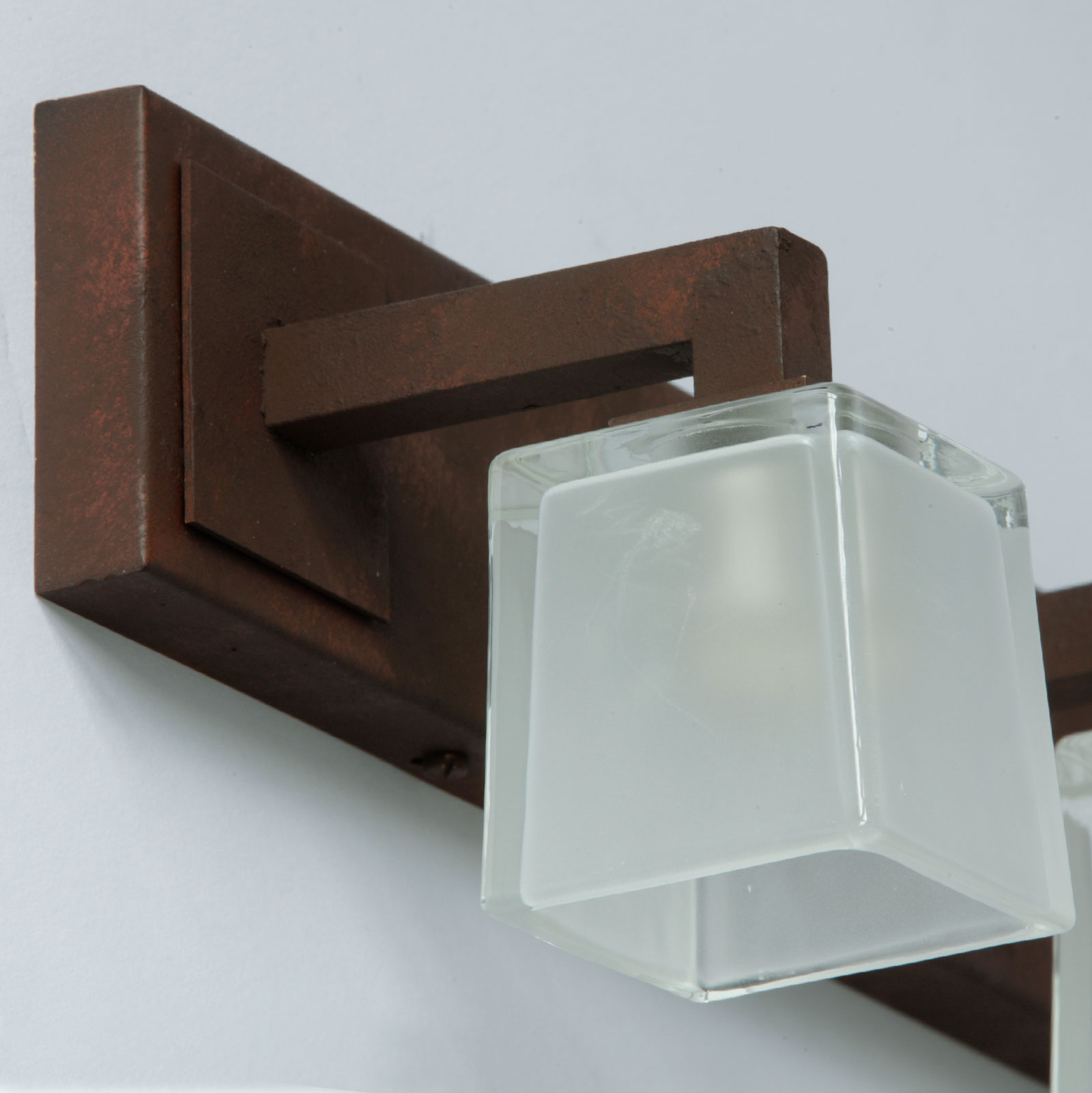 Bild 4: Oberfläche „Edelrost“ Dreifach-Wandleuchte mit eckigen Glasschirmchen NOLE 3: Oberfläche „Edelrost“