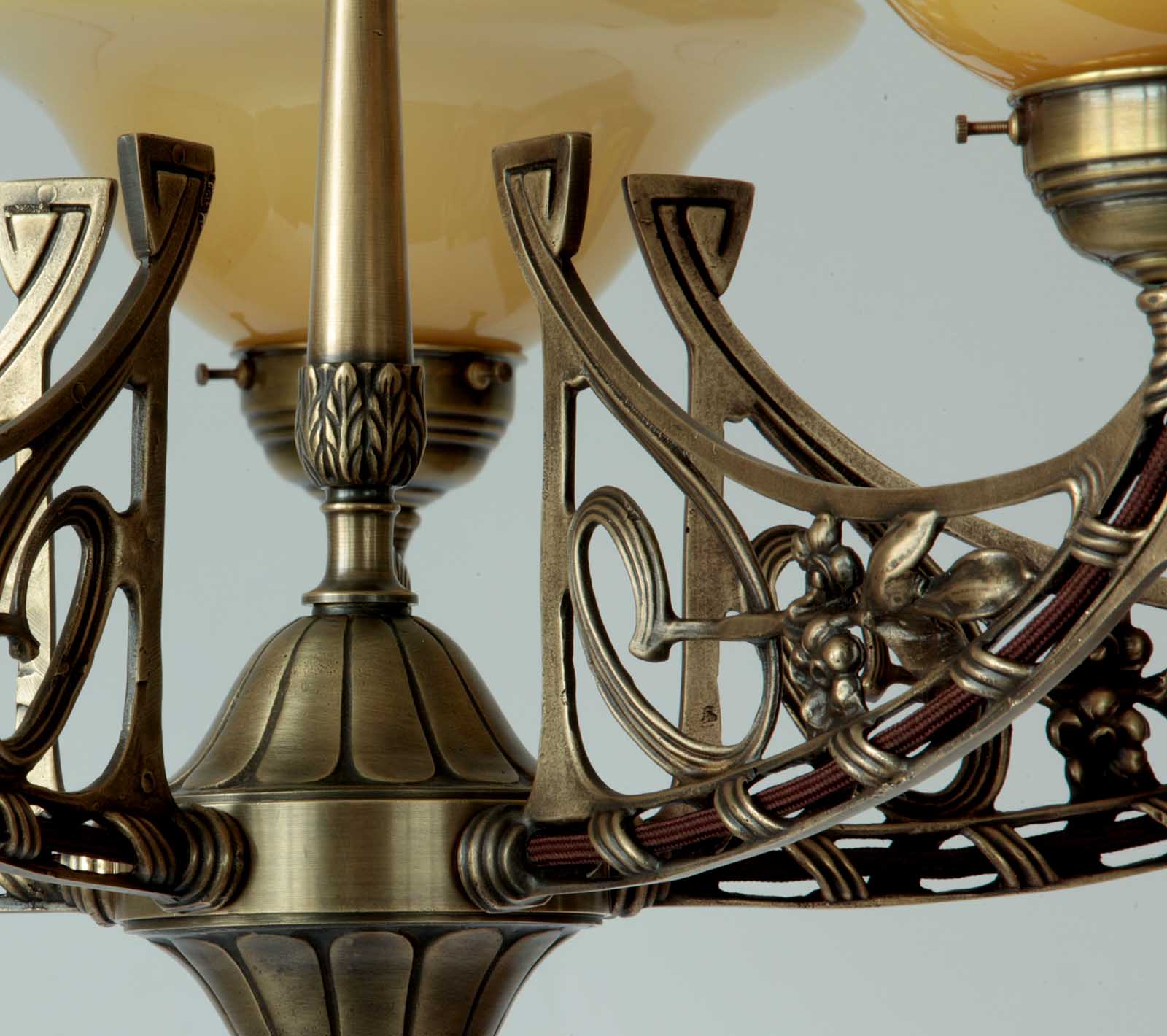 5-armiger Jugendstil-Leuchter mit nach oben gerichteten Glasschalen: Antik handpatiniert (Altmessing) und Opalglas „Crème“