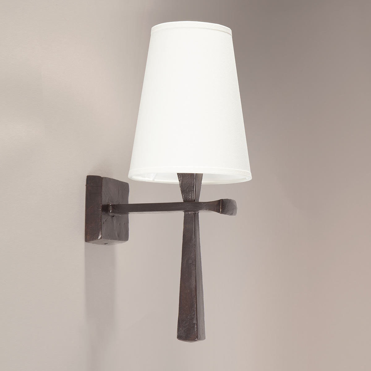 Bronze-Wandleuchte PETITE PABLO mit Stoffschirmen Bronze-Wandleuchte PETITE PABLO mit Stoffschirmen
