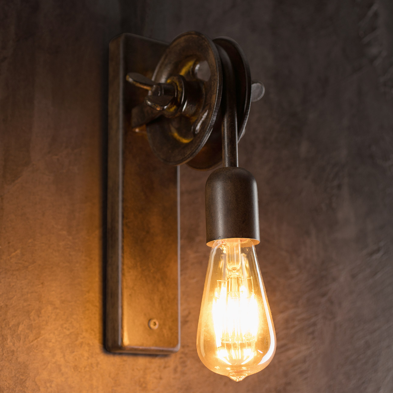 Originelle, eiserne Fassungs-Wandleuchte mit Umlenkrolle Originelle, eiserne Fassungs-Wandleuchte mit Umlenkrolle