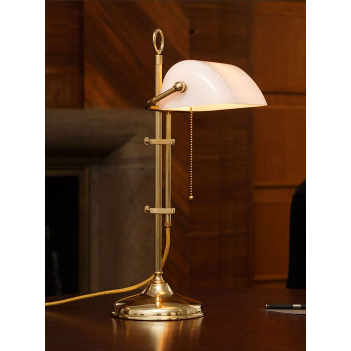 Klassische Schreibtischlampe: Bankerlampe mit rundem Sockel: Mit weißem Glasschirm, Messingteile poliert, Stange kanneliert