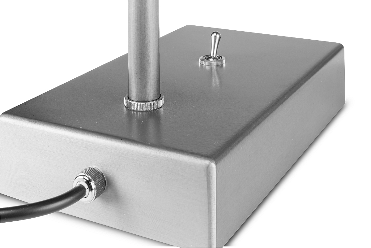 ARC Puristische Tischleuchte aus Stahl: Der Stahlsockel mit vernickeltem Kippschalter aus Messing