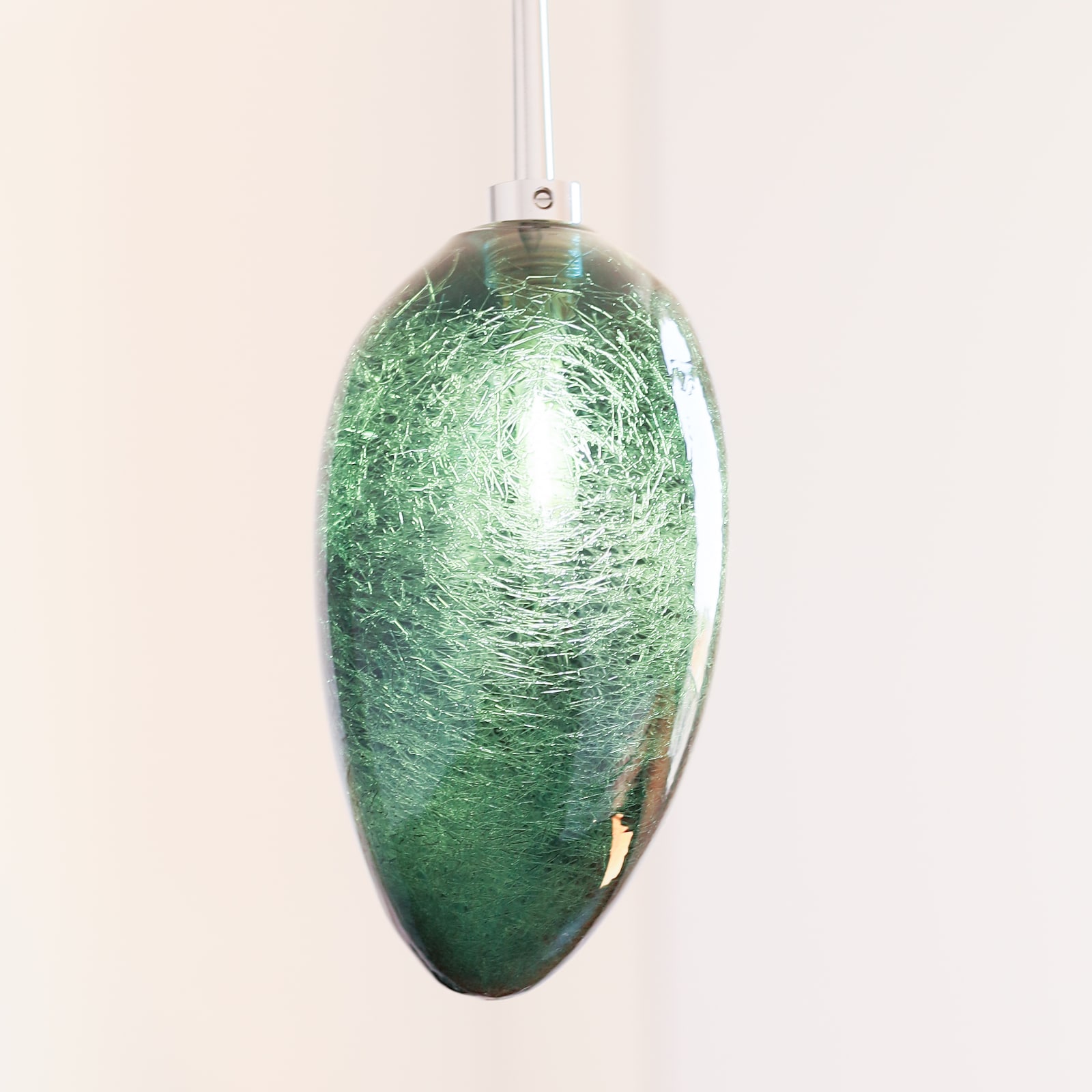 Bild 3: Die smaragdgrüne Pendellampe mit Chrom-Aufhängung Hängeleuchte GALET 01 mit farbigem Zapfenglas : Die smaragdgrüne Pendellampe mit Chrom-Aufhängung