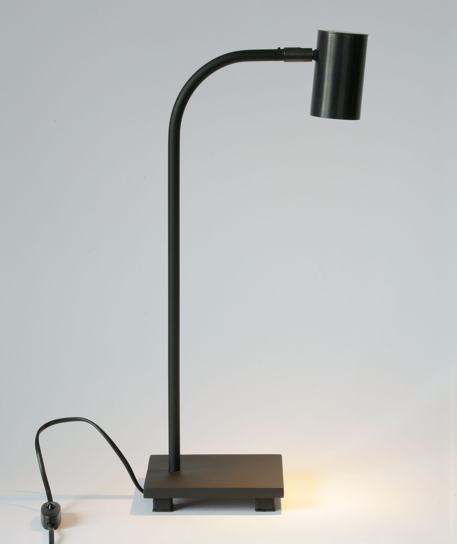 Strahler-Tischleuchte TOBINO mit Kupfer- oder Messingschirm: Tischleuchte mit verstellbarem Strahler, hier Messing dunkel patiniert