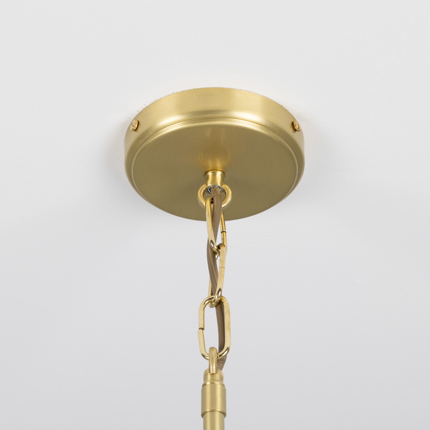 Modern Eight-Light Chandelier: Messing satiniert