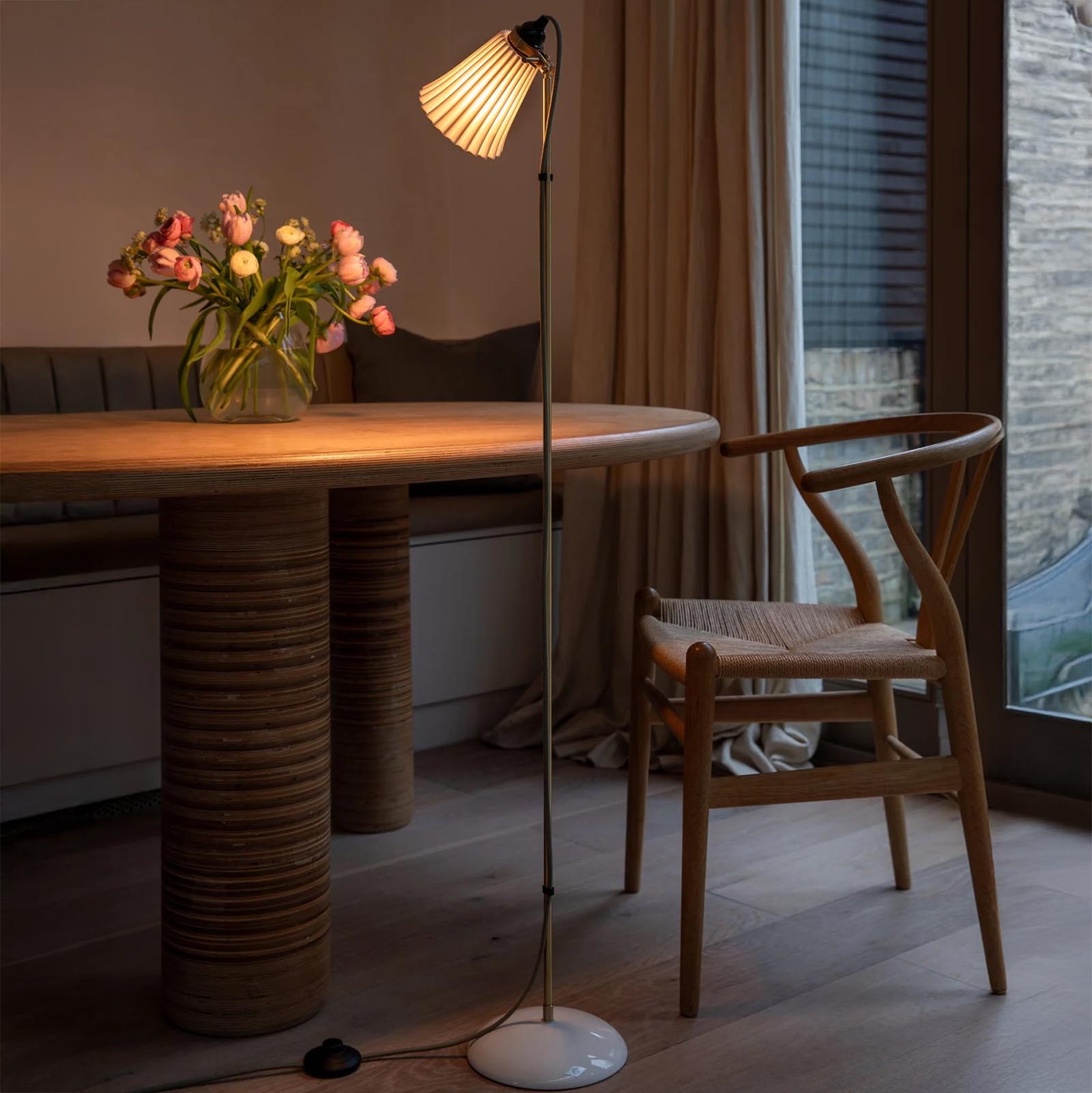 Charmante Stehlampe mit plissiertem Porzellanschirm, Bild 9