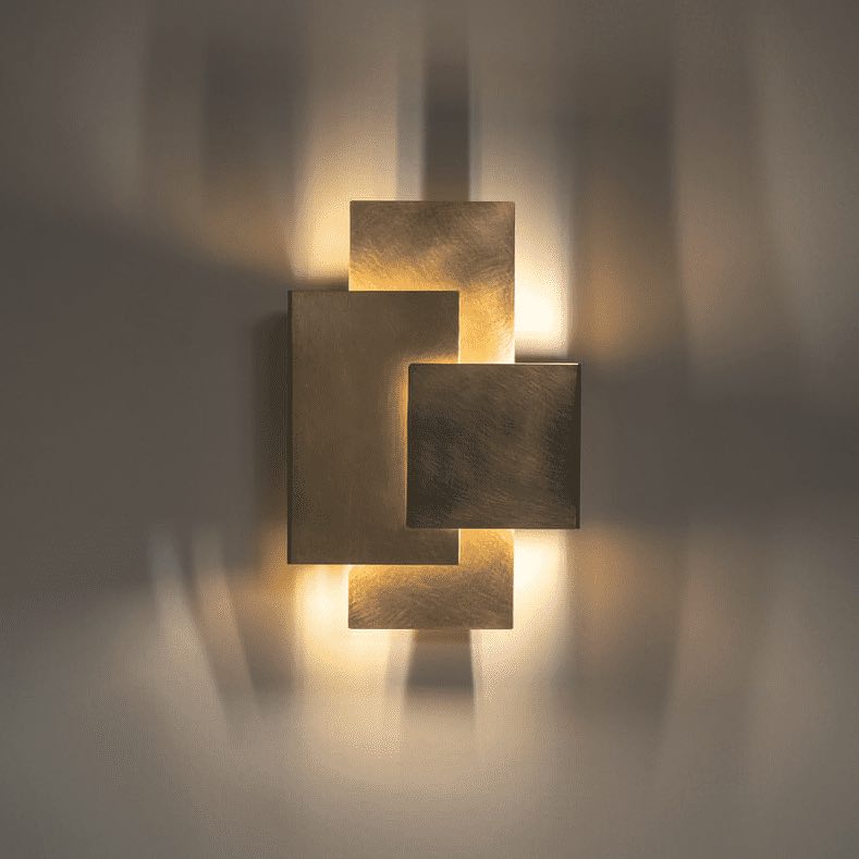 Geometrisches Schattenspiel: Messing Wandleuchte PORTEFEUILLE