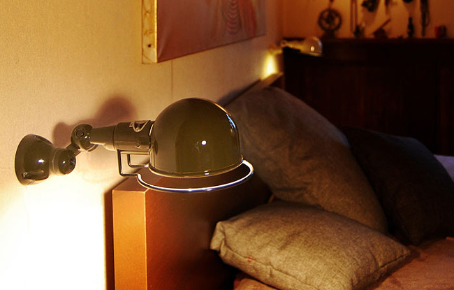 Kleine Gelenkwandlampe SIGNAL mit Halbkugel-Reflektor: Die kleine Jieldé – eine interessante Wandlampe für das Schlafzimmer