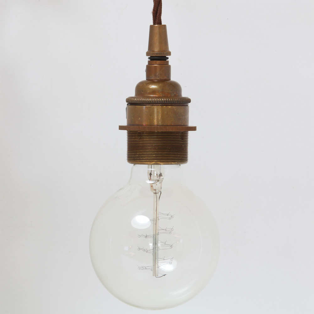 Schlichte Hängeleuchte zum Einsatz mit Edison-Glühlampe: Schlichte Hängeleuchte zum Einsatz mit Globe-Glühlampe, Altmessing
