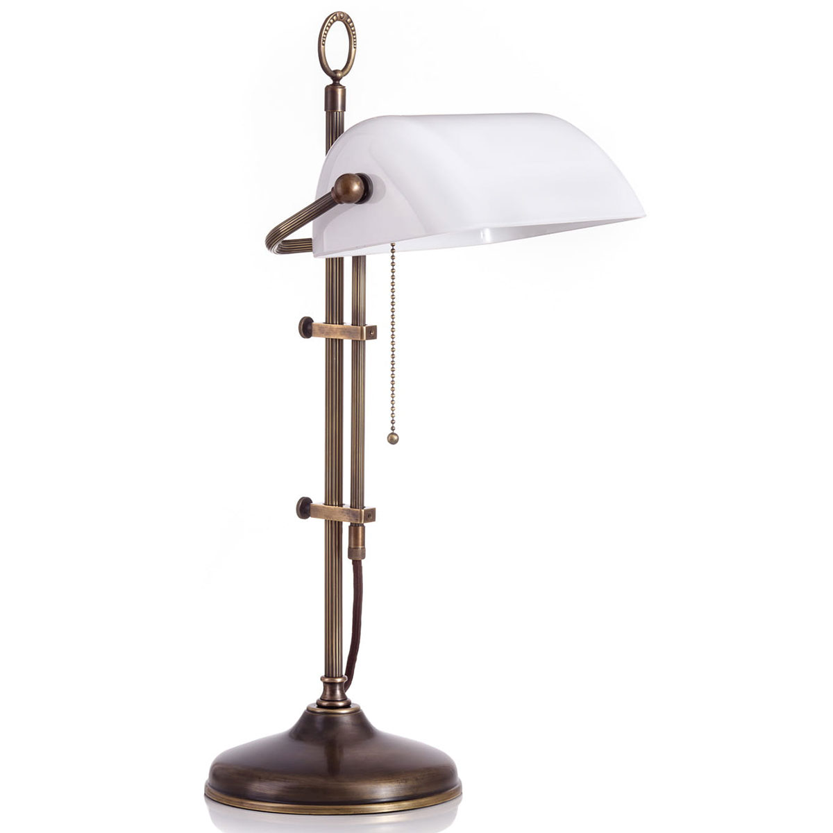 Klassische Schreibtischlampe: Bankerlampe mit rundem Sockel: Die „Banker Lampe“ mit weißem Glasschirm, Messing antik patiniert (kanneliertes Gestänge)