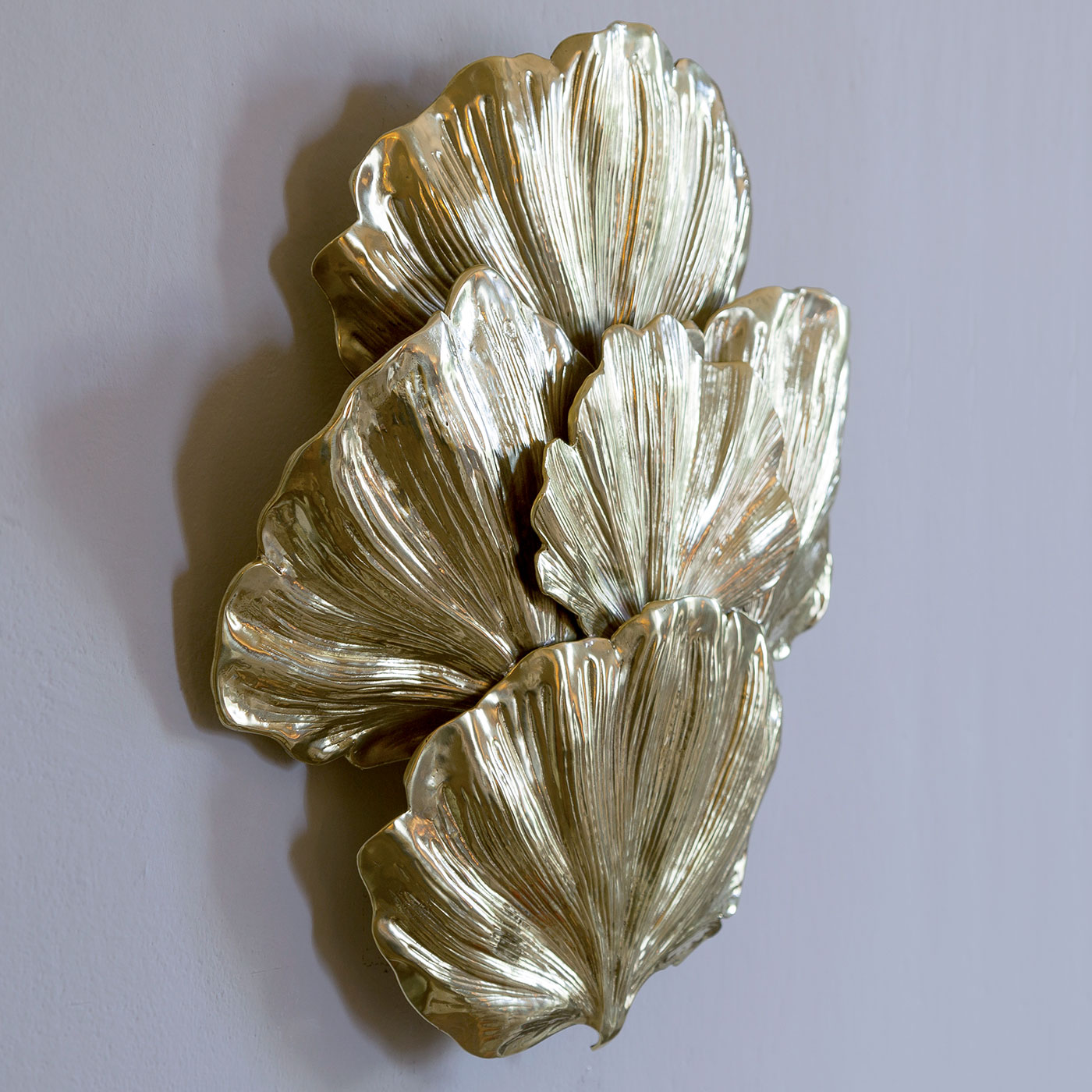 Große Messing-Wandleuchte aus stilisierten Gingko-Blättern (zwei Modelle) Große Messing-Wandleuchte aus stilisierten Gingko-Blättern (zwei Modelle)