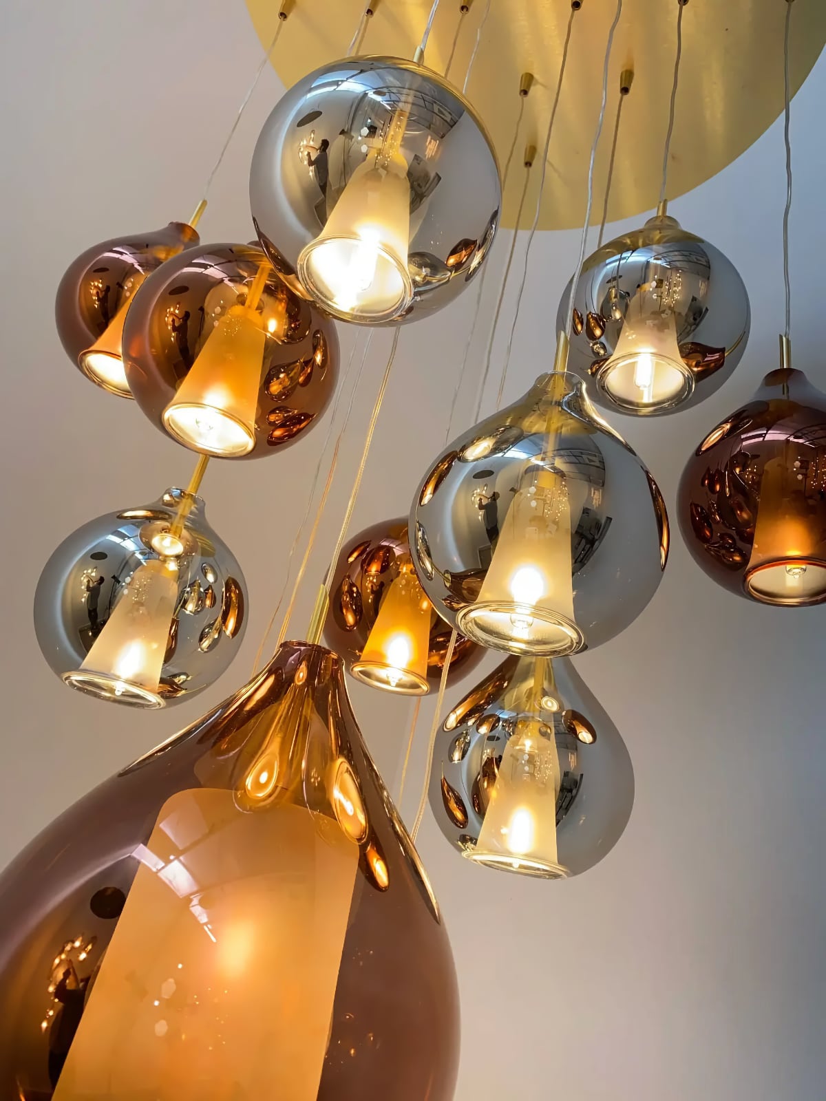 Bild 9: Beispiel eines Clusters aus verschiedenen Leuchten der Modellreihe CIRCÉ Schöne Pendelleuchte CIRCÉ, klar oder opalweiß: Beispiel eines Clusters aus verschiedenen Leuchten der Modellreihe CIRCÉ