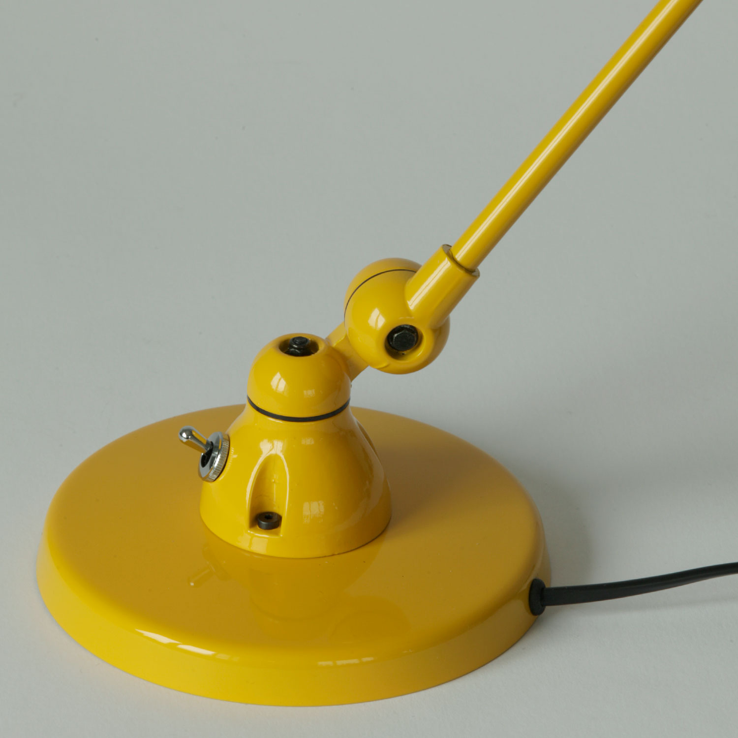 Bild 20: Der Sockel der Ausführung glänzend lackiert (RAL 1003 Signalgelb) Kleine Tischleuchte SIGNAL SI333: Der Sockel der Ausführung glänzend lackiert (RAL 1003 Signalgelb)