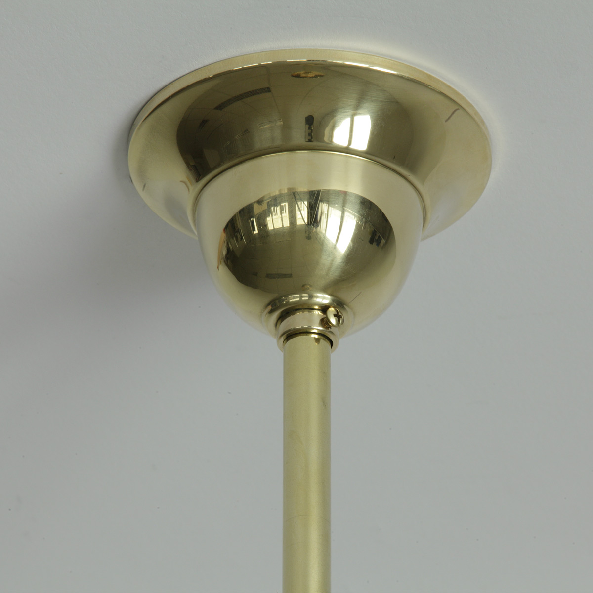 Kugelglas-Hängeleuchte an Pendelrohr (Ø 30 cm, Messing poliert): Deckenbaldachin mit Pendelrohr, hier in Messing glanzpoliert