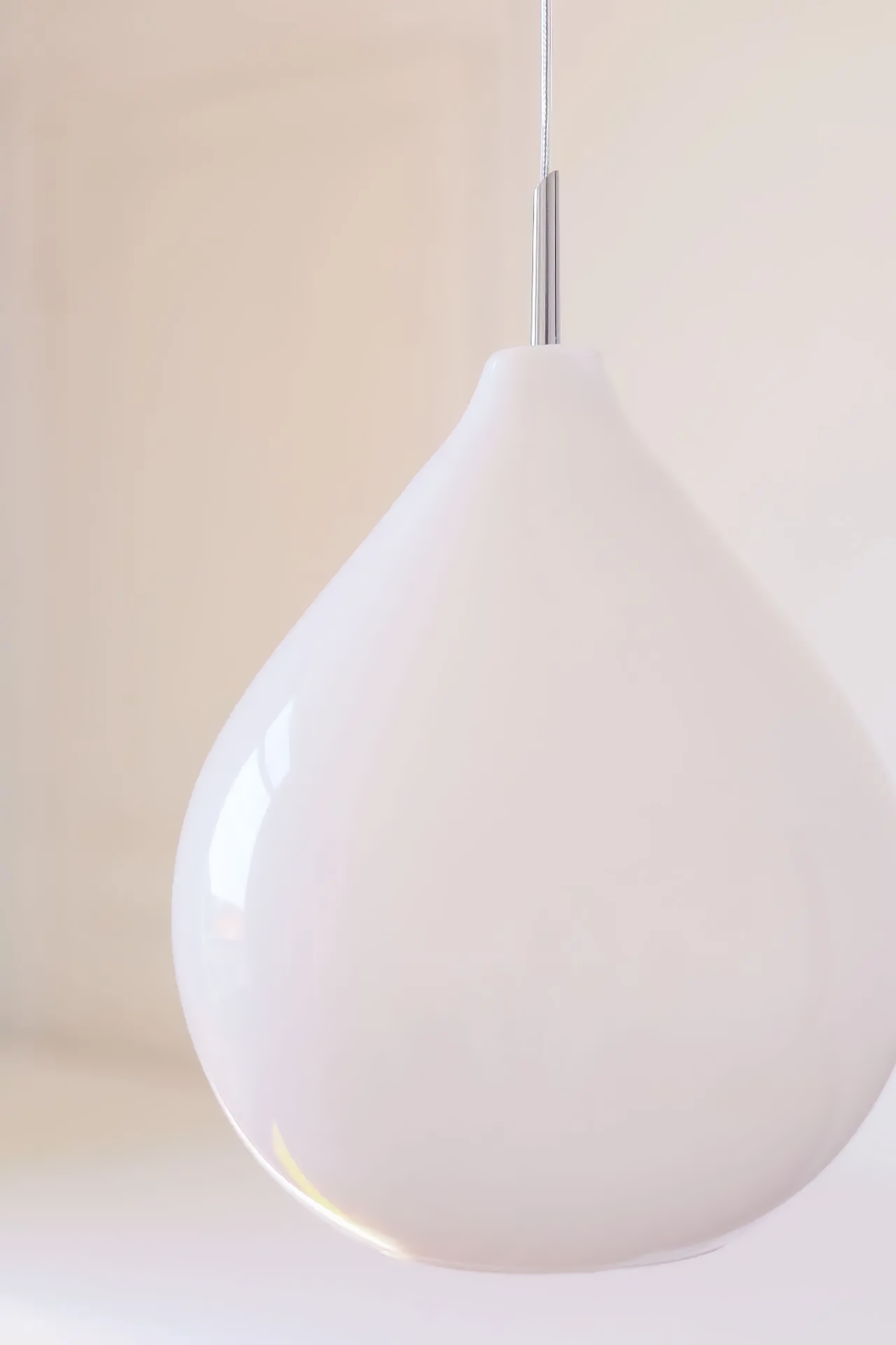 Bild 5: Das Modell mit opalenem Glas im ausgeschalteten Zustand Schöne Pendelleuchte CIRCÉ, klar oder opalweiß: Das Modell mit opalenem Glas im ausgeschalteten Zustand