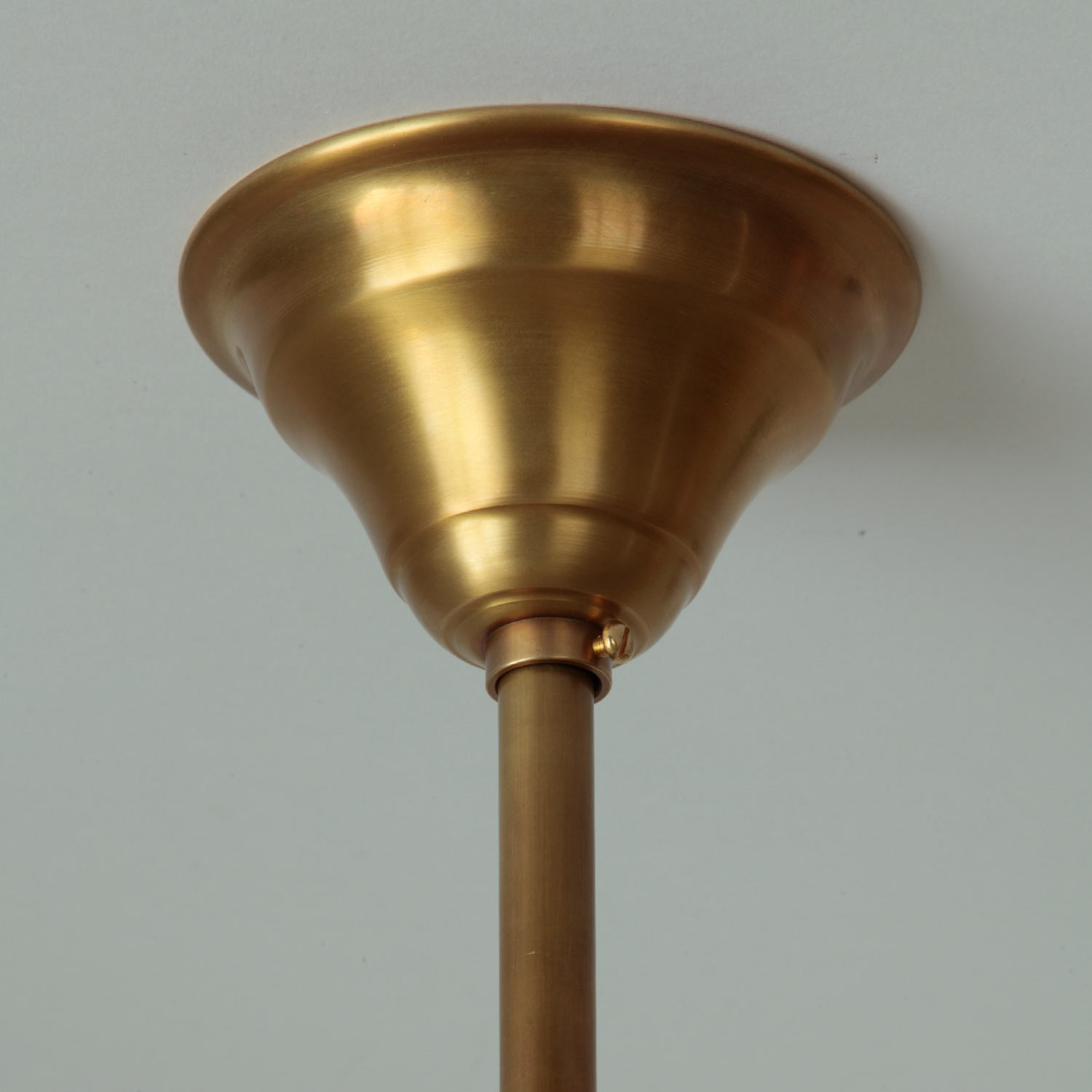 Kugelglas-Hängeleuchte an Pendelrohr (Ø 30 cm, Messing patiniert): Messing goldgelb patiniert: Deckenbaldachin mit Pendelrohr