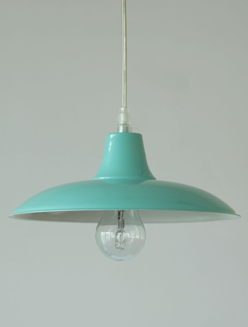 Einfache Pendelleuchte mit flachem Metall-Schirm, viele Farben: kleines Modell Ø 26 cm, in RAL-Farbe 6027 Lichtgrün (Sondermodell mit Transparentkabel)