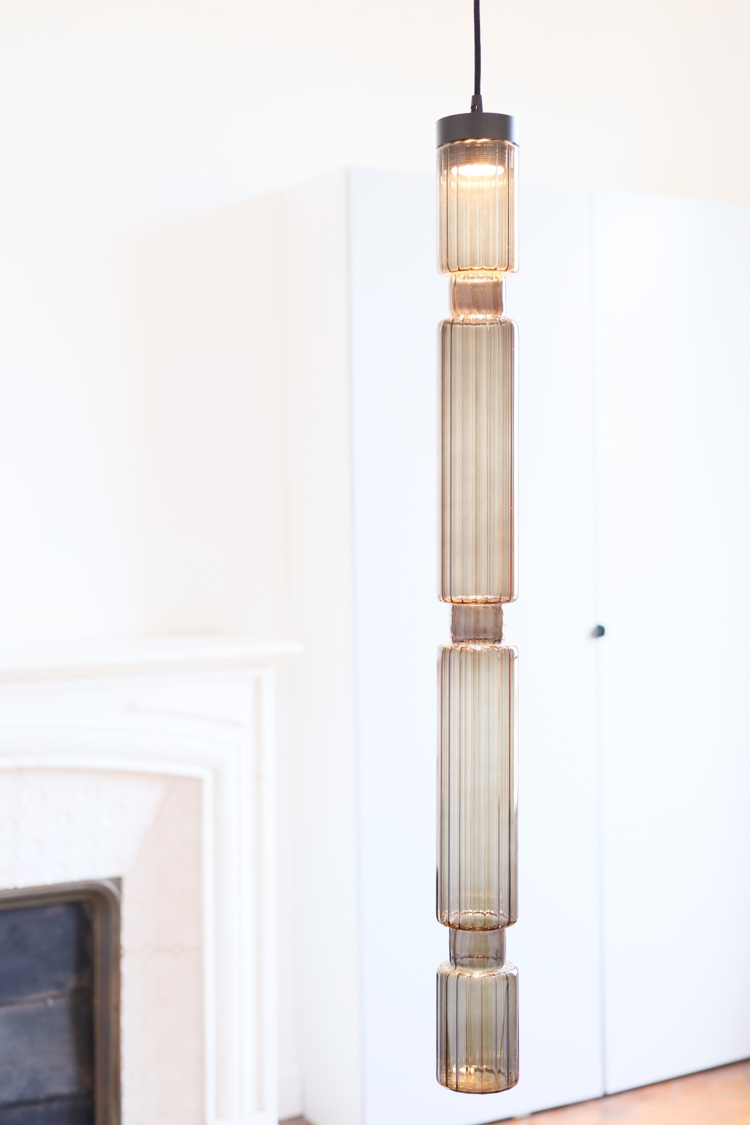 Bild 10: Modell 3 (Größe L) mit Bronze-Glas Schmale Glasröhren-Leuchte SAGANO, vier Größen: Modell 3 (Größe L) mit Bronze-Glas