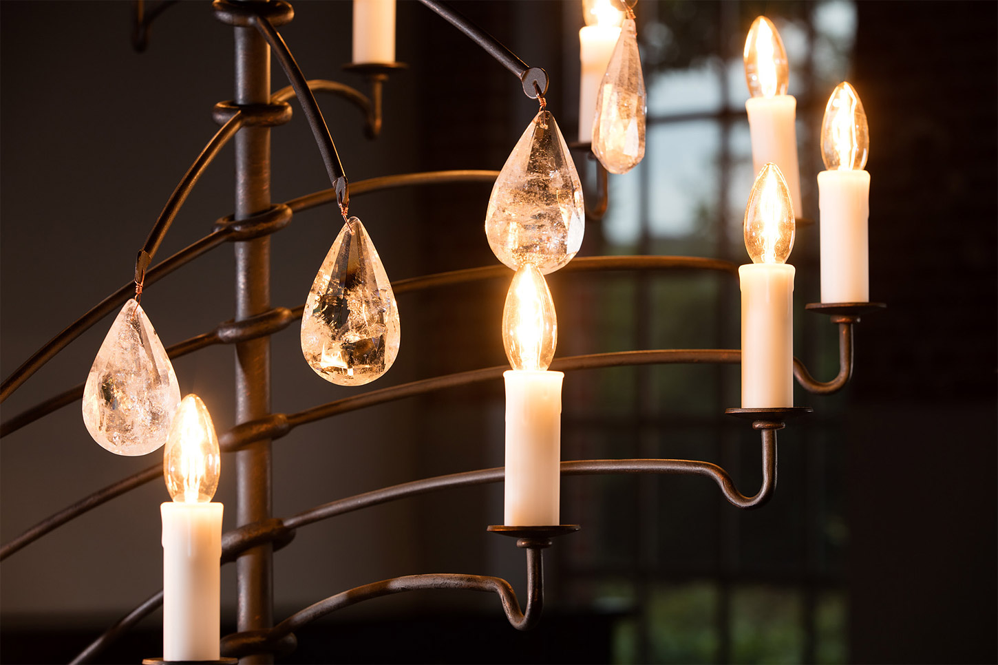12-flammiger Schmiede-Leuchter mit Bergkristall-Behang: Wunderschöne Kerzentüllen aus Glas für die E14-Fassungen