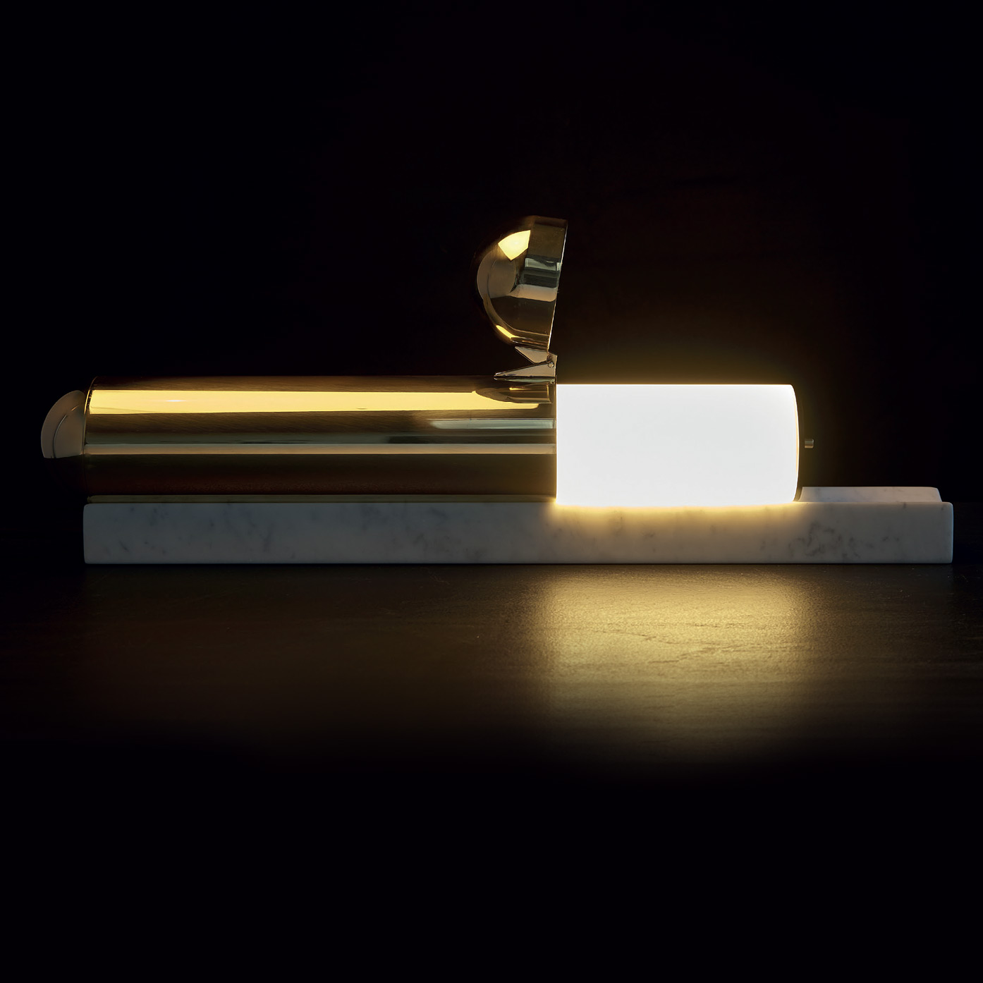 ISP Tischleuchte: ein einzigartiges, poetisches Licht-Objekt: ISP TABLE, mehr als eine Tischleuchte: ein exklusives und faszinierendes Licht-Objekt, hier mit Sockel aus weißem Marmor
