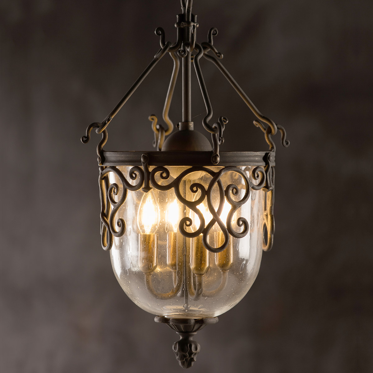 Exklusive Hängeleuchte mit Glas und geschmiedeten Ornamenten Exklusive Hängeleuchte mit Glas und geschmiedeten Ornamenten