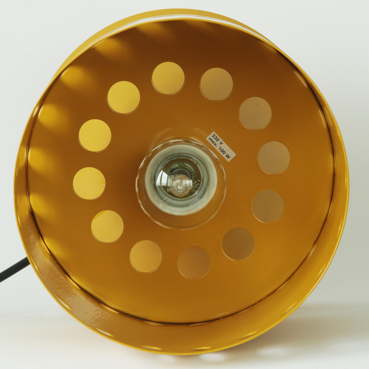 Bild 8: Von oben: Tischleuchte in Narzissengelb RAL 1007 mit PVC-Kabel schwarz POLLY Tischleuchte mit Zierbohrungen in vielen Farben: Von oben: Tischleuchte in Narzissengelb RAL 1007 mit PVC-Kabel schwarz