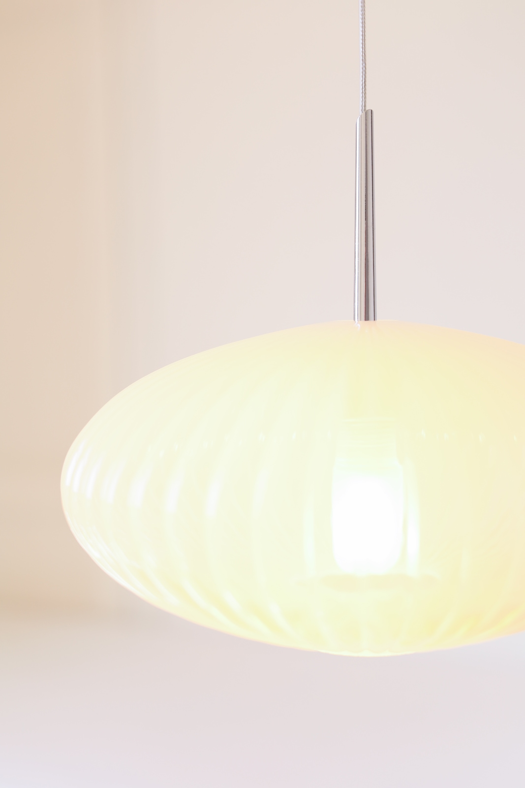 Elegante Hängeleuchte mit geripptem Klarglas: Auf Anfrage ist das Modell auch mit neblig-weißem Glas erhältlich.