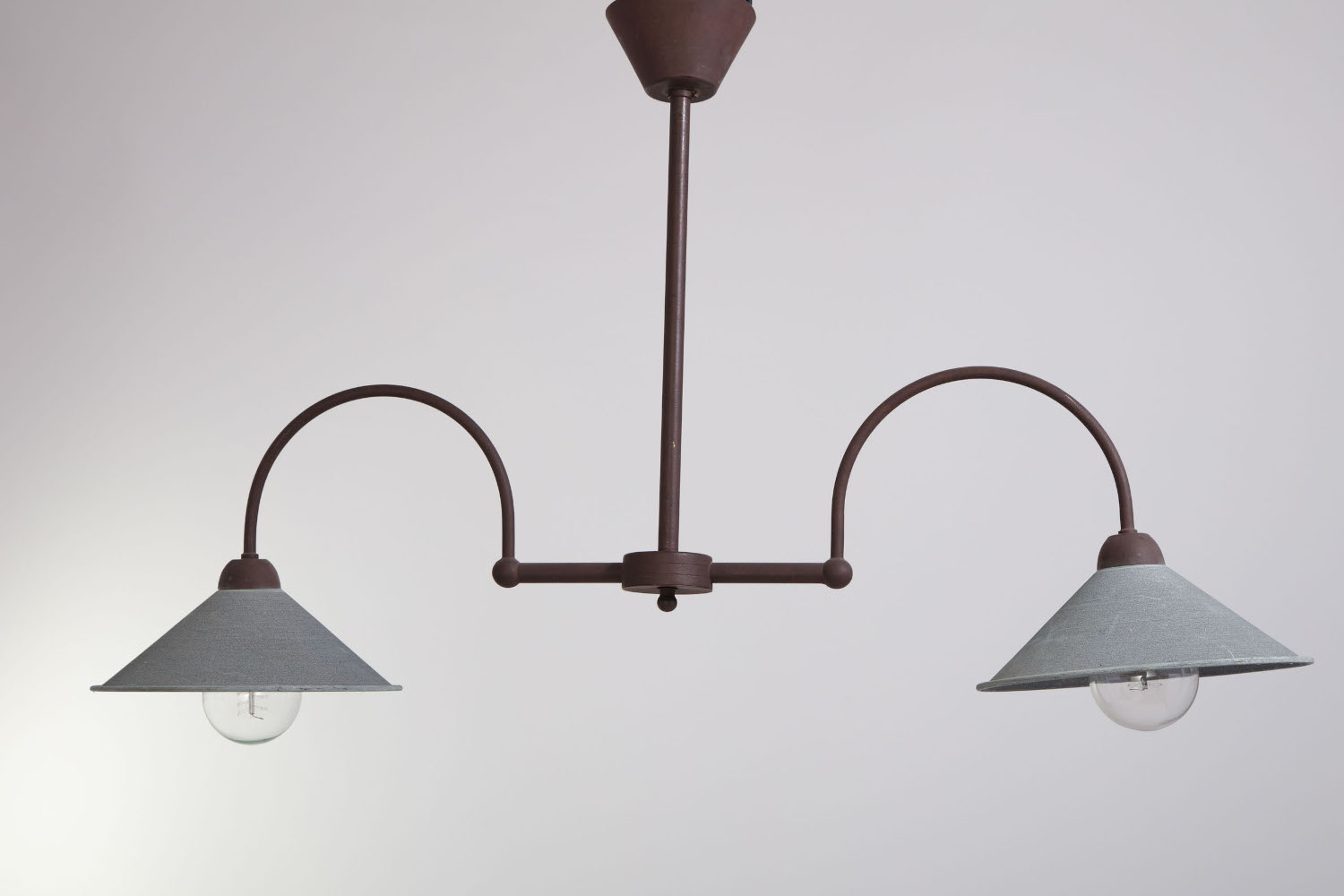 Bild 7: Sonder-Ausführung in Edelrostpatina, Schirme in Alt-Zink (bitte anfragen) Rustikale Doppel-Hängeleuchte für (Billard-)Tische NOUMI: Sonder-Ausführung in Edelrostpatina, Schirme in Alt-Zink (bitte anfragen)