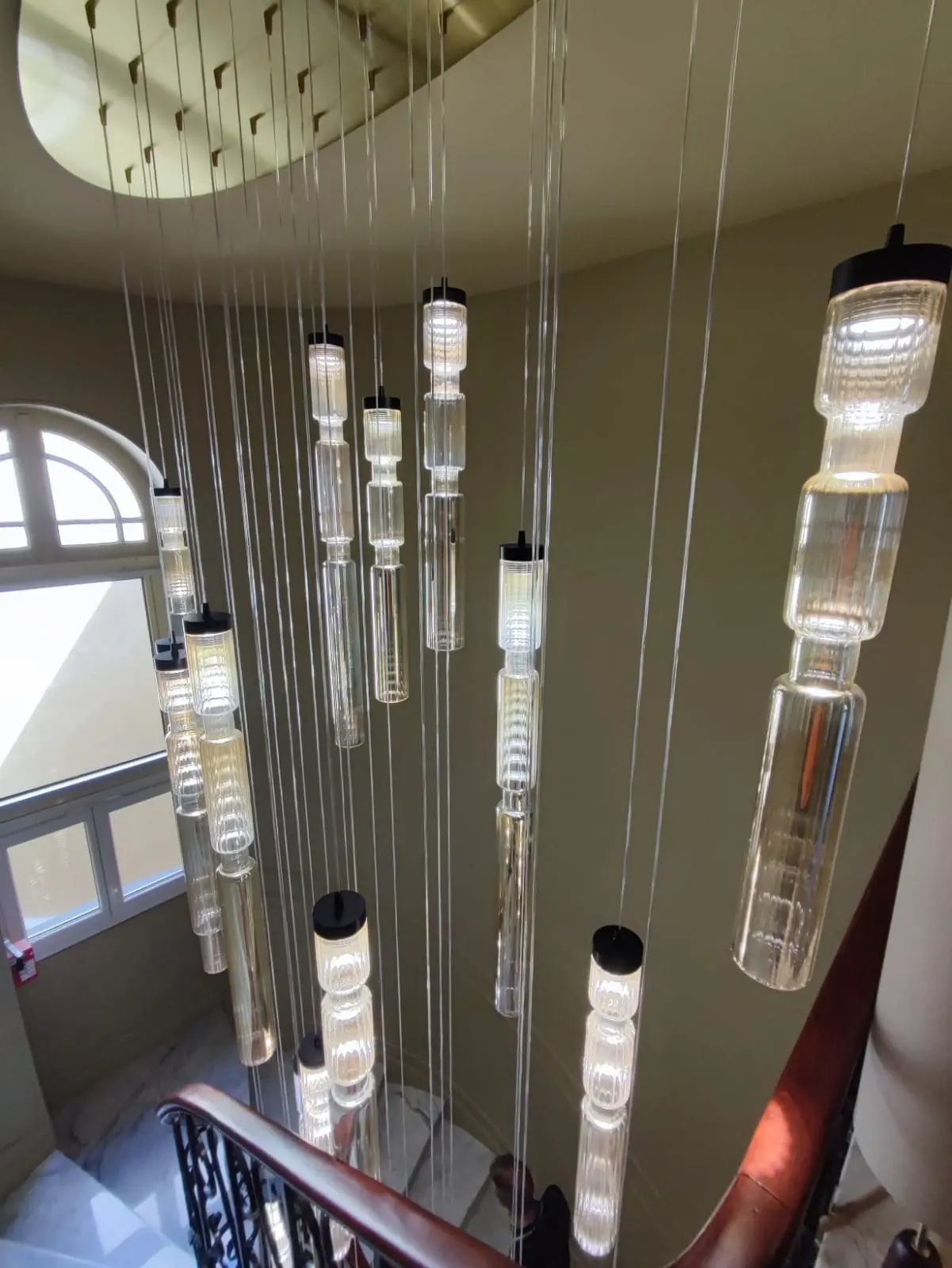 Bild 19: Eine beeindruckendes Leuchten-Cluster für das Treppenhaus Schmale Glasröhren-Leuchte SAGANO, vier Größen: Eine beeindruckendes Leuchten-Cluster für das Treppenhaus