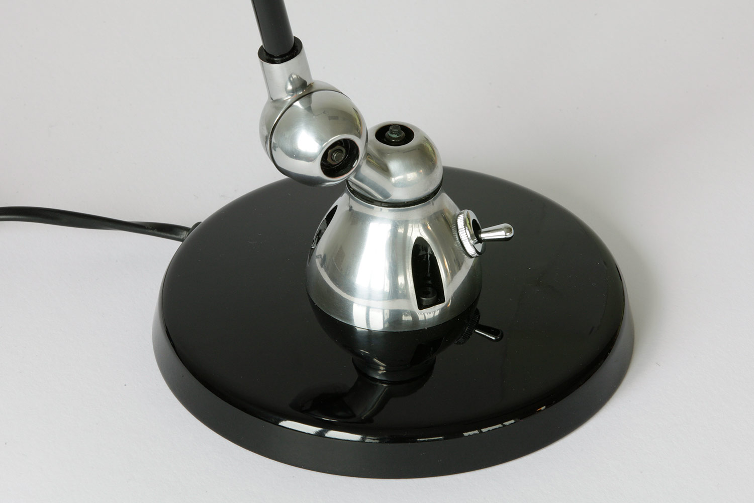 Bild 21: Der Sockel der Ausführung glänzend lackiert (RAL 9011) kombiniert mit Stahl poliert Kleine Tischleuchte SIGNAL SI333: Der Sockel der Ausführung glänzend lackiert (RAL 9011) kombiniert mit Stahl poliert