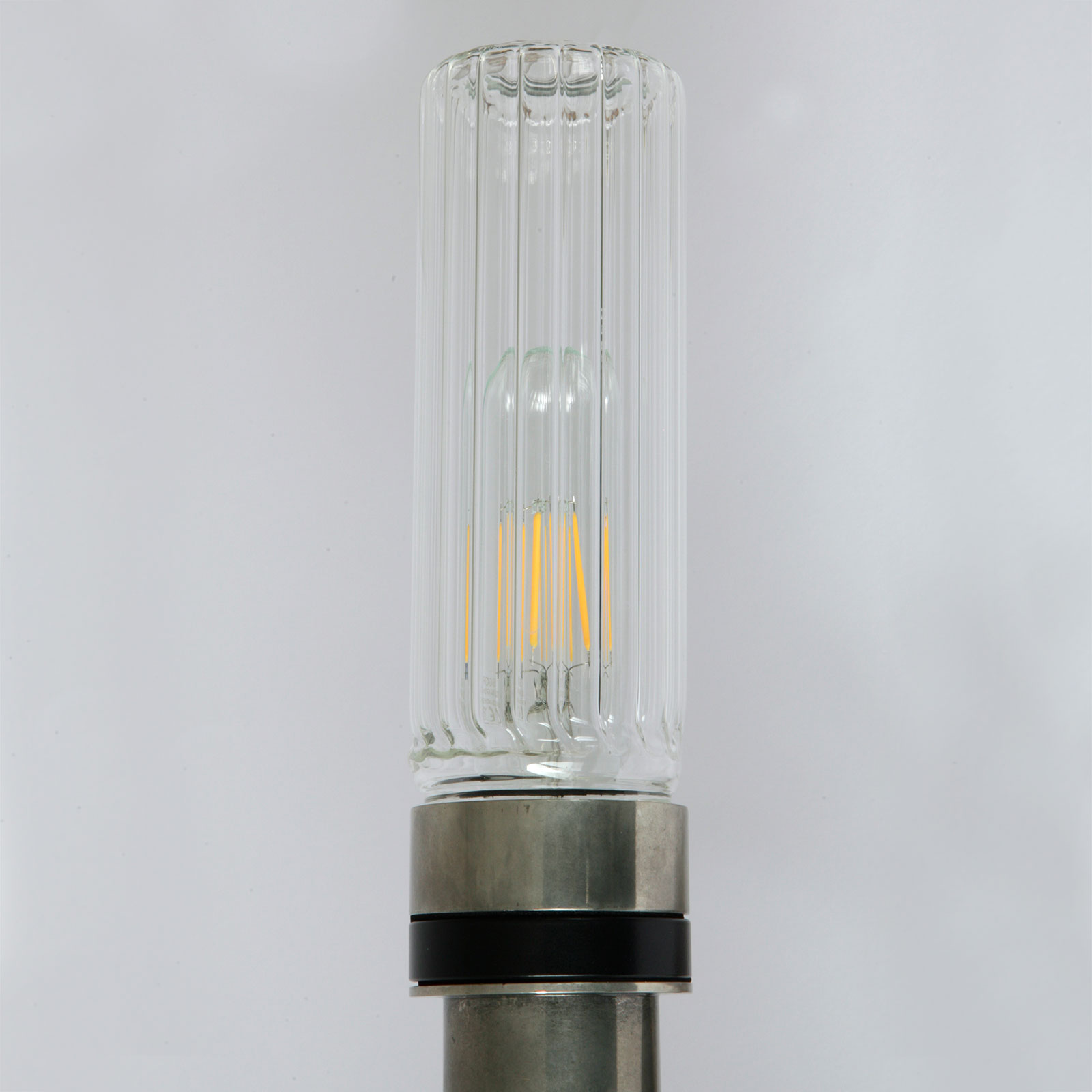 Badezimmer-Wandlampe mit klarem oder prismatischem Glaszylinder, IP65: Messing alt-silbern patiniert, gerilltes prismatisches Glas