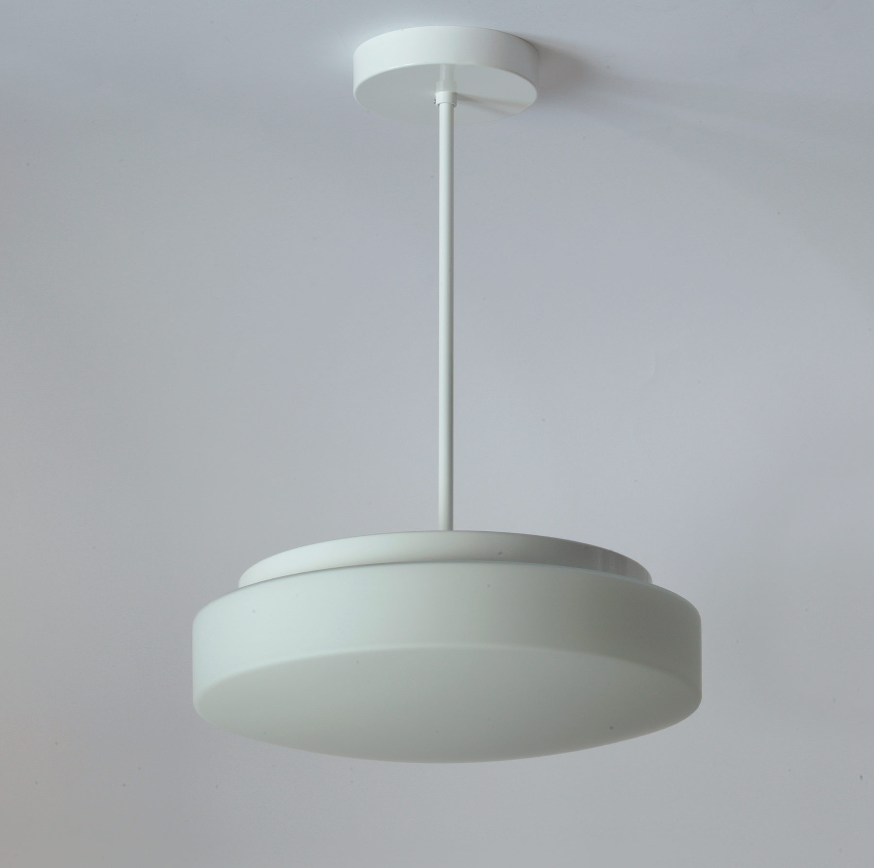 Tube pendant light ELLA with opal glass shade: Hängeleuchte mit 40 cm Pendel-Rohr, und hier 35 cm Schirmdurchmesser (= Größe S)