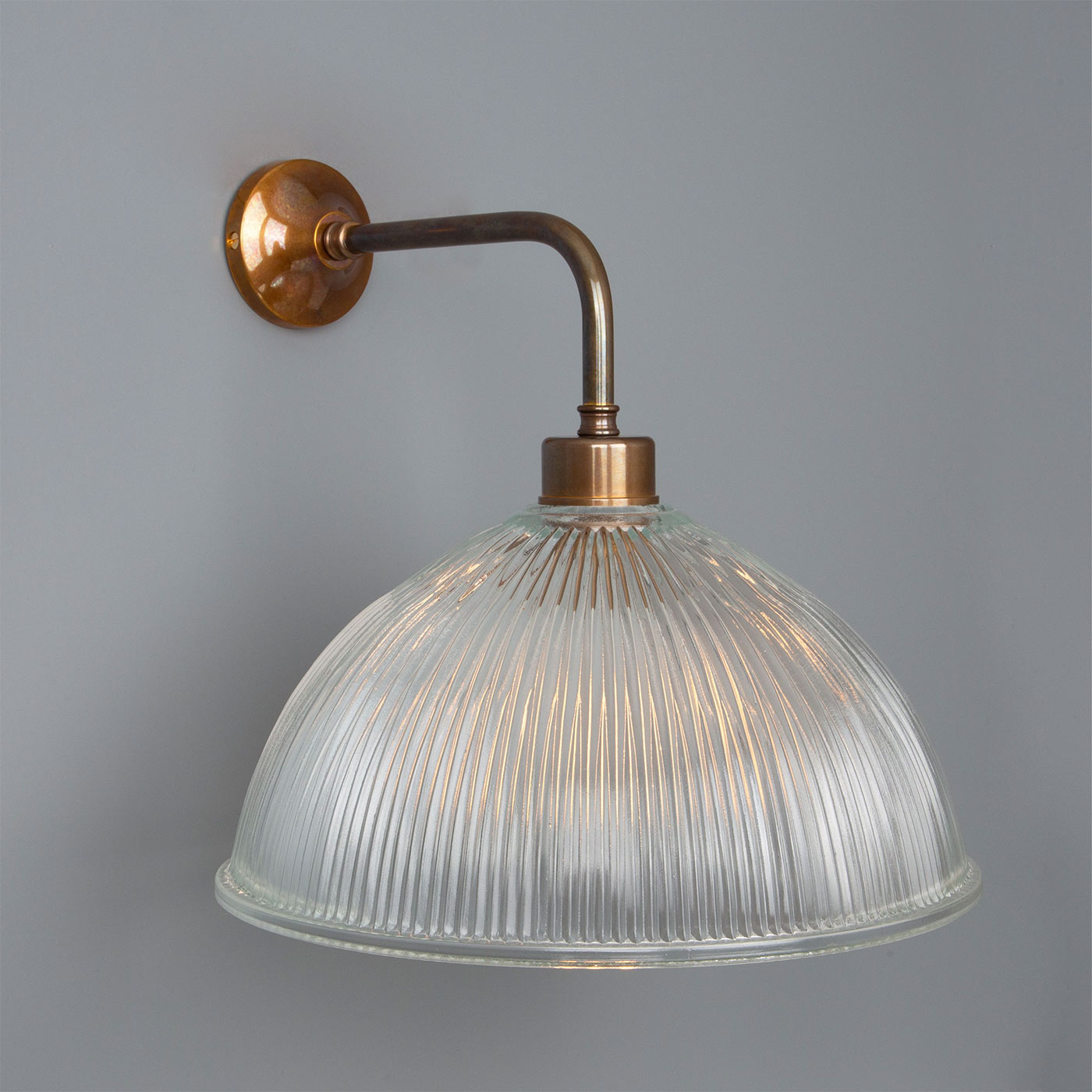 Bild 5: Alt-Messing patiniert Wandleuchte mit großem prismatischem Glasschirm Ø 30 cm: Alt-Messing patiniert