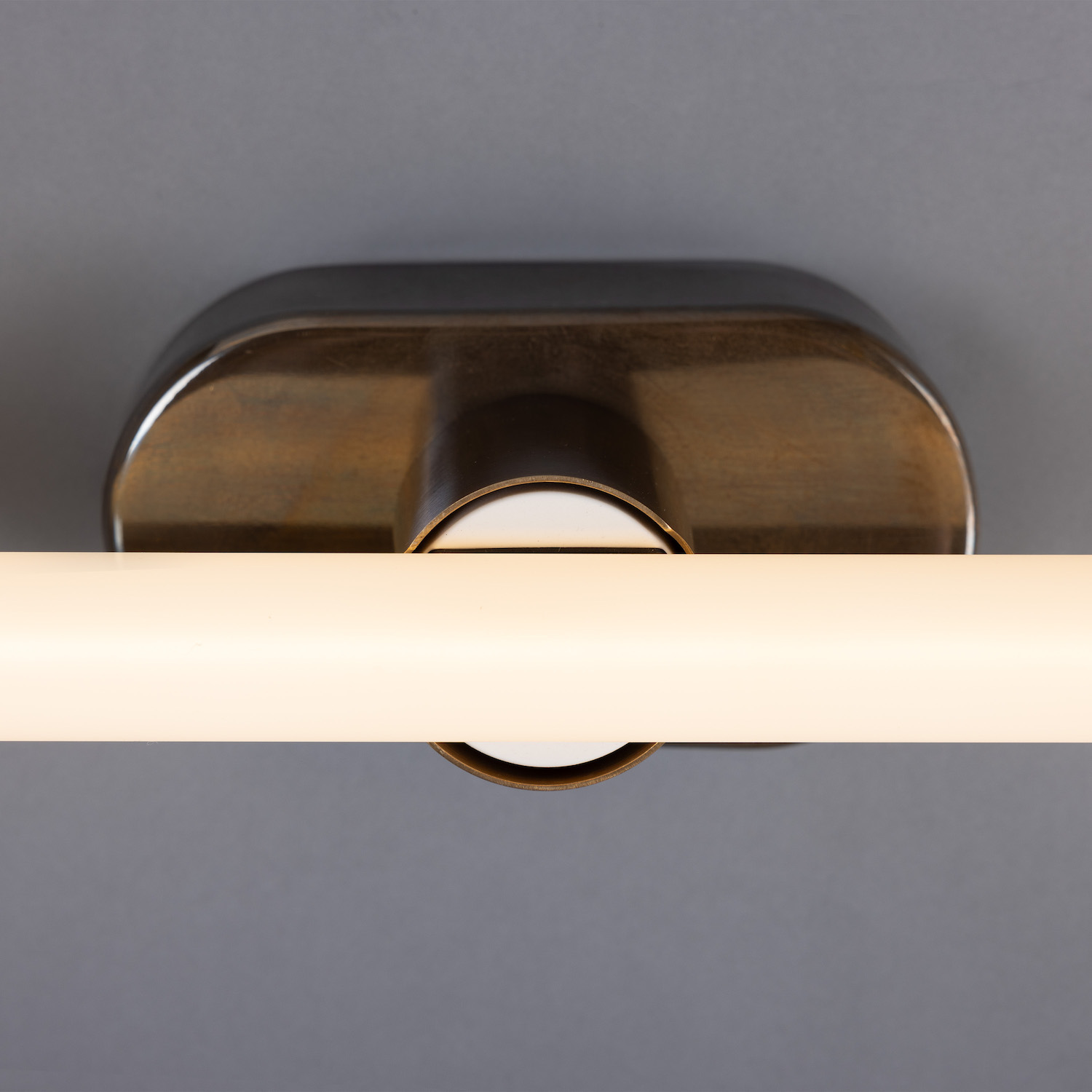 Minimalistische Wand- oder Spiegelleuchte aus Messing: Alt-Messing patiniert